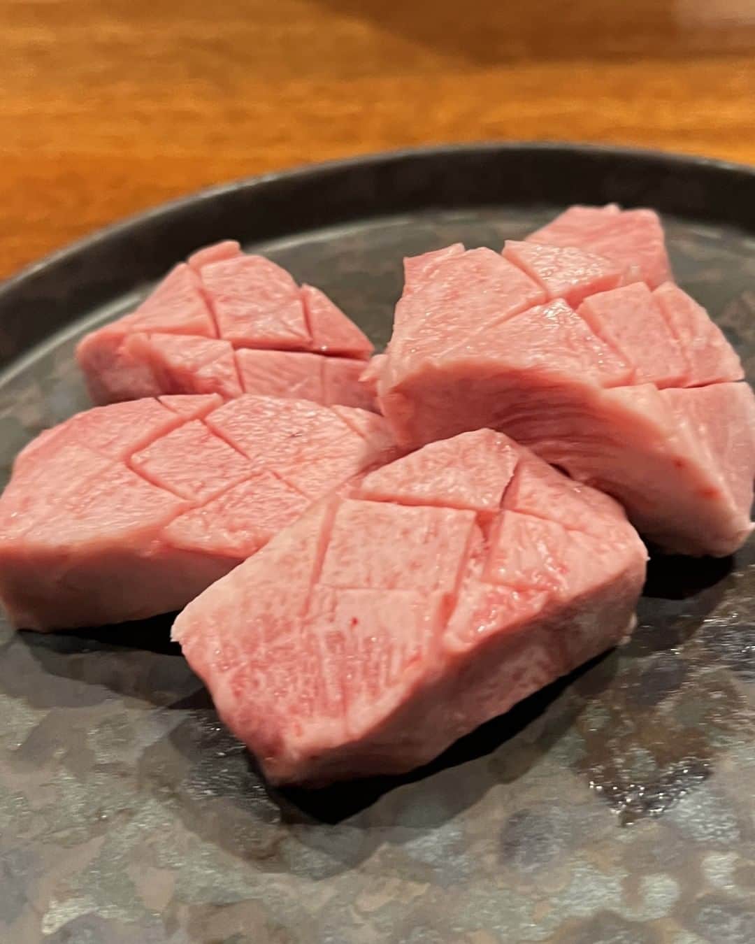 のインスタグラム：「春吉にある『博多焼肉オセロ』は夜景が見える洒落た焼肉店！ オープンは2023年3月8日。 ゆったりとしたカウンター席で夜景を見ながら食べる焼肉は最高。  ここは10,000円(税込)と12,000円(税込)のコースもあるけど、アラカルトで自分の好きなものだけをちょこちょこ食べられるので嬉しい。 「特選厚切りタン」3,500円のタンは極厚やった！柔らかいのにサクっとした食感がたまらない。  個室が4つあり、そのうち3つからは夜景が見えるよ。  深夜2時まで営業しているので、焼肉で〆るときはいいかも。  #博多焼肉オセロ  @hakata_yakiniku_othello  福岡市中央区春吉3-3-9 平助筆復古堂ビル3F 092-406-3295 17:30～2:00 定休日：日曜日  #福岡グルメ #福岡ディナー #福岡焼肉 #焼肉オセロ #春吉グルメ #春吉ディナー #春吉焼肉 #福岡の夜景が見える店」
