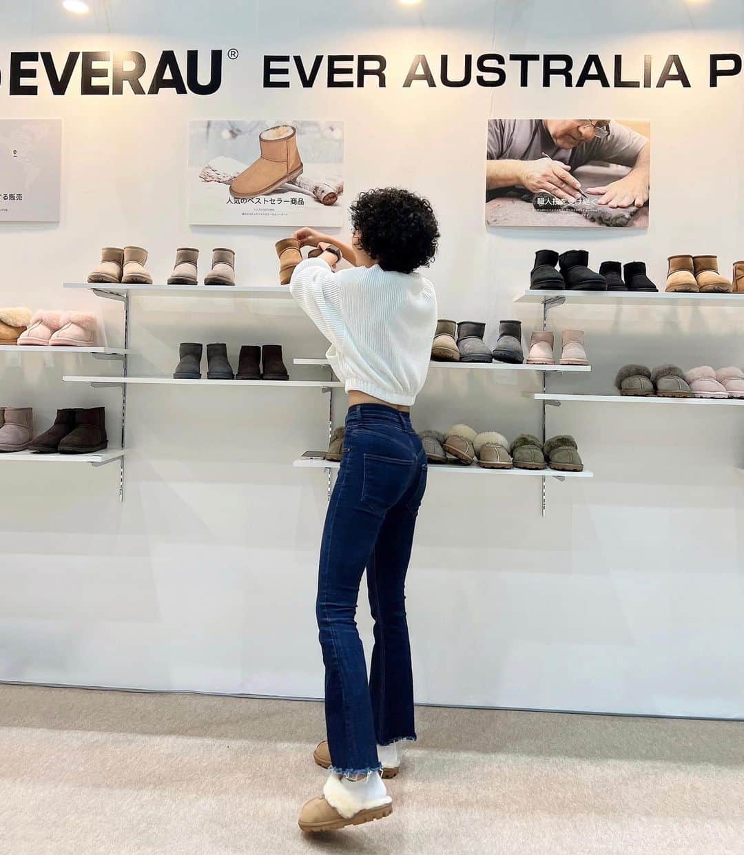 GENAのインスタグラム：「ㅤ ㅤ 東京ビックサイトで開催中の Faw TOKYO(ファッションワールド東京)【春】 @fashionworld_dg に行ってきた👟✨ 色んな出展ブースがいっぱいあって楽しかった！ ㅤㅤ 1枚目の @everau_official のムートンブーツが 可愛すぎてずっと見惚れてた🥹😍 ㅤ 2枚目の @hipandajapan_official はパンダを モチーフに服をデザインしてるんだって！ パンダとツーショット撮ってもらった🐼🖤 ㅤ #PR #fawtokyo #fashionworldtokyo #FaWTOKYO_spirit #デジタルファッション #サステナブルファッション #フェムケア #メタバース #サステナブル #サステナブルコーデ #ファッションワールド東京」