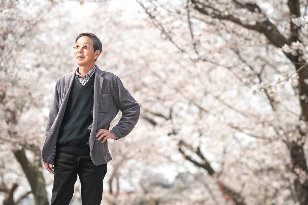 Mikaさんのインスタグラム写真 - (MikaInstagram)「My Father & Me   🌸🌸🌸  満開の桜と記念写真撮ってもらいました✨  Ryotaさんに感謝(๑>◡<๑) 良き思い出なった〜  ・ ・ ・ photo by @ryouta_portfolio 📸 model @mikarin_portrait  ・ ・ ・ ・ follow me💋  #美花展 #香川の桜 #親子撮影 #父娘 #パパと娘  #誰かの記憶に残る写真 #カメラ好きな人と繋がりたい #ファインダー越しの私の世界 #ポトレファン倶楽部 #被写体モデル #その瞬間は永遠の思い出 #みんなのフォト #ポトレ女子 #撮影依頼募集中 #ソメイヨシノ満開 #桜ポートレート #jp_portrait部 #japanesegirl #asianbeauty #love_bestjapan #love_camera_club #cherryblossomseason  #_lovely_weekend #japan_art_photography #portraitfestival #portraitinlove #portrait_mood #exclusive_world_portrait  #instagood #instagramjapan」4月6日 18時54分 - mika_portrait