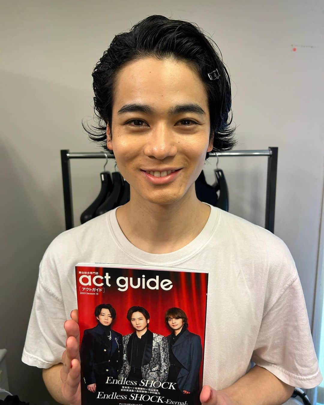 岩永徹也さんのインスタグラム写真 - (岩永徹也Instagram)「こんばんは！ 4月3日に発売された act guide ［アクトガイド］2023 Season15に 出演舞台『エンジェルス・イン・アメリカ』の記事が掲載されています。 演出の上村聡史さんをはじめ、山西惇さん、鈴木杏さん、坂本慶介くん、ぼくの5人で座談会をしました。 皆さんの、作品や役柄についての思いや考え方、稽古場での雰囲気などたくさんお話しました！つまり内容は盛りだくさんです！！！👏 なによりオススメなのは、取材時に撮影していただいた写真です！🗽🇺🇸 ジャケ写のような、戦隊モノの集合カットのようなカッコいい写真から、僕たちの空気感が存分に伝わる素敵な写真たちが掲載されています。(嬉)  …どんな写真か気になりますでしょ？ ぜひお手に取ってご覧ください😌👍  ちなみにこの投稿の写真は ルイス役の #長村航希 くんに撮ってもらいました。👌  #エンジェルスインアメリカ  #新国立劇場  #掲載情報 #actguide #アクトガイド  #上村聡史 #山西惇 #鈴木杏 #坂本慶介 #岩永達也  #チケット好評発売中 です😌」4月6日 18時54分 - iwanaga.bro