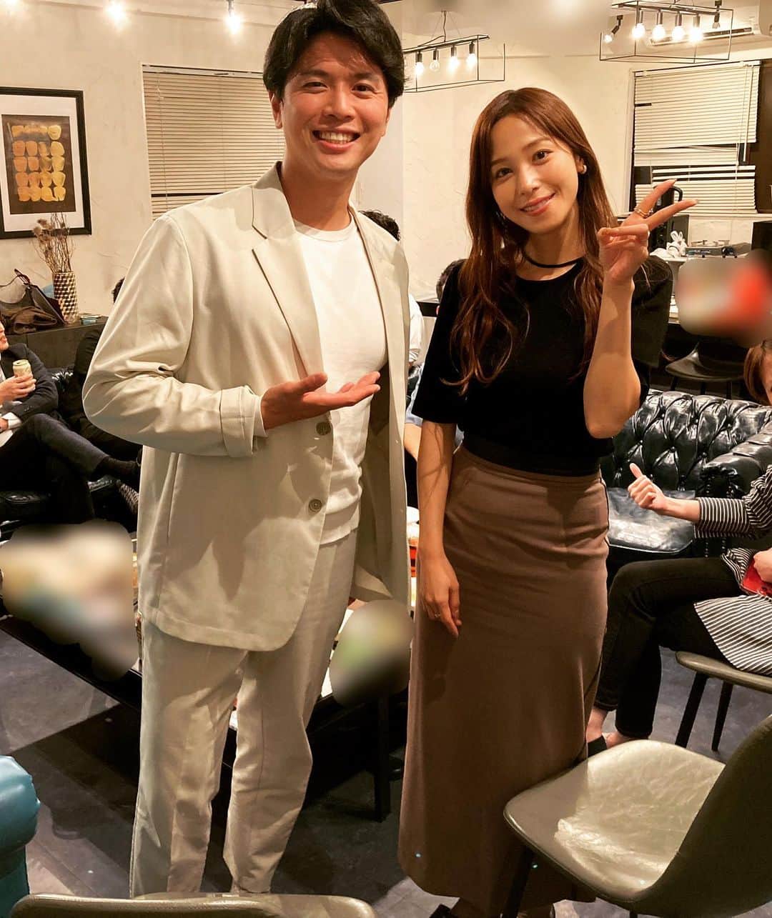 のインスタグラム：「私事ですが、この4月でテレビ東京に入社して丸10年が経ちました。 早いものです。 そして、何年かぶりに元テレ東アナウンサーで同期の鷲見に会いました。彼女とはアナウンサーを目指す学生時代から知り合いです。 久々に会いましたが、言葉には表せないまさに万感迫る思い。その表情や仕草から、テレ東時代に増して忙しい今の生活を垣間見た気はしますが、同時にとても逞しくなったようにも感じました。 嬉しくて悔しくて、背中を押されました。負けてられないですね。  お互い体に気を付けて頑張ろう。  @sumi__reina  #テレ東アナウンサー #同期」