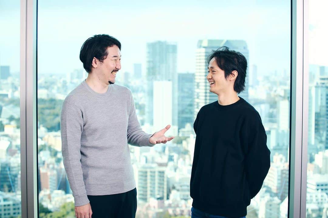 DMM.com公式のインスタグラム：「【📯DMM inside更新】 総合エンタメプラットフォームNo.1へ！🏆 縦読みマンガのドラマ化？編集者100名採用？！ プラットフォームも出版社も持つDMMだからこそのダイナミックな施策の数々。その取り組みの背景とは？ 二次元事業本部を率いる本部長・棚田泰啓と、電子書籍事業部長の太田淳一郎に、「強みを活かした事業戦略」と「今後の抱負」を聞きました。  記事はハイライトの「働く人々」から🔗 https://inside.dmm.com/.../dmmbooks-ebook-business-growth/」