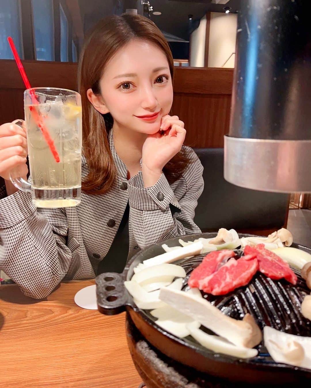 みほぽんのインスタグラム：「最近ジンギスカンにハマってるんだぁ💕🤔ヘルシーでめちゃくちゃおいしい!! かんぱーい🍺」