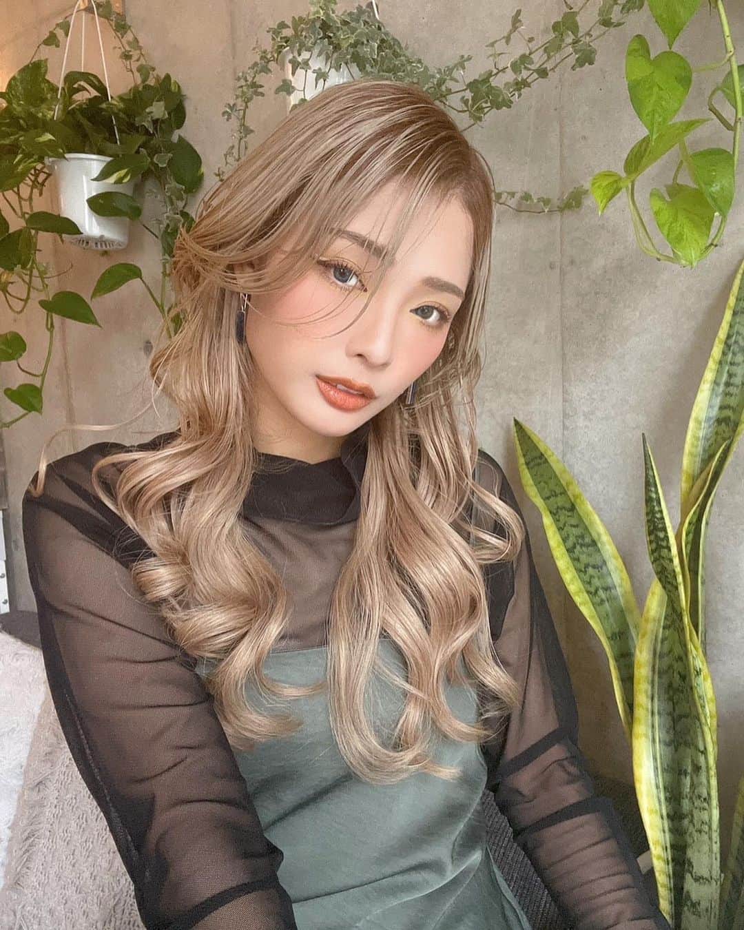 曽我洋平のインスタグラム：「@_ri420  . . ショートボブからシールエクステを60枚で自然なロングに .  予約や料金.質問等ある方電話やDMでお問い合わせ出来るので気軽にお待ちしてます😁 . 只今スタッフも募集中なので連絡お待ちしてます . #ローレンウィズ#rollenwiz#ローレン#rollen#原宿美容室#アッシュカラー #ベージュカラー#グレージュカラー#グレージュ#エクステ#シールエクステ#外国人風カラー #グラデーションカラー#ハイライト#バレイヤージュカラー#インナーカラー#トリートメント#ダブルカラー#ハイトーンカラー#ミルクティーカラー#ギャル#撮影#モデル#サロンモデル#キャバ嬢#メッシュカラー」