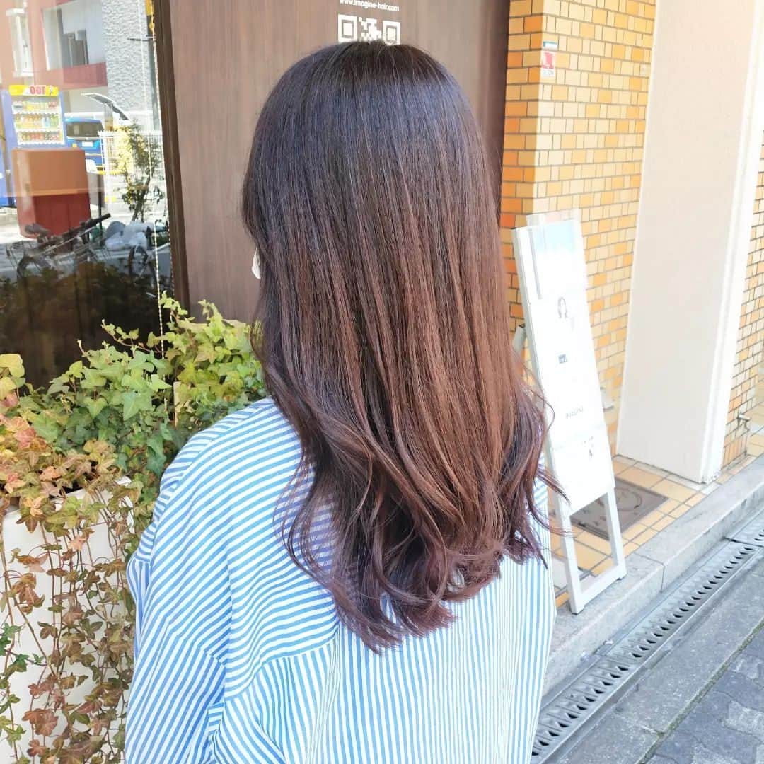 IMAGINE-hairさんのインスタグラム写真 - (IMAGINE-hairInstagram)「いつもありがとうございます😌  ✄お客様スタイル✄  ☆ロングスタイル☆  重ためロング✨動きが出て、なおかつ収まるように量感を調節してます😌 前を少し軽めにして、重すぎず春っぽくしてます🌸  スタイリング 👉26㍉のコテで毛先リバース、バーム仕上げ  メニュー 👉ファイバープレックスカラー(ハイライト込み)＋カット/¥15,950-  秋山はこんな美容師です。 ✄30代、40代、50代のお客様から支持して頂いてます。 ✄ショートスタイル、ボブスタイルが大得意です。カット技術には自信あるので、まとまりやすく朝のスタイリングを楽にします。 ✄生えグセ、髪質、頭の形等をしっかり見て、顔の黄金比に合わせて小顔小頭スタイルにします。 ✄かれこれ20年。髪質、ヘアスタイル、頭皮の事等どんな悩みもお任せ下さい。  IMAGINEは、こんな方におすすめのヘアサロンです ❁トップをふんわりさせたい方 ❁つむじ割れが気になる方 ❁毎日のスタイリングを楽に決まるようにしたい方 ❁パサつき、ぺたんこ、うねり、頭皮トラブルなど大人女性のお悩みを持たれてる方 ❁小顔、小頭にしたい方  IMAGINEでは、、、 ・髪の毛、頭皮の様々なお悩みを解消します。 ・パサつき、ぺたんこ、うねり、細毛、抜け毛など大人女性のお悩みもお任せ下さい。 ・日本で唯一のパーマでぺたんこ、つむじ割れを解消します。 ・毎日のスタイリングが楽になるように傷めずまとまり長持ちするヘアスタイルを提供します。 ・顔、頭の黄金比(美しく見えるバランス)をベースに小顔、小頭のヘアスタイルにします。  【IMAGINE天神橋店の料金】 ❁カット　¥6,600 ❁カット＋ファイバープレックスカラー　¥15,950 ❁カット＋ファイバープレックスカラー＋トリートメント　¥20,570 ❁根元ふんわりパーマ＋カット　¥14,850 ❁つむじ割れ解消ポイントパーマ＋カット　¥11,550 ❁酸性ナチュラルストレート＋カット　¥18,150  【アクセス】 〒530-0041 大阪市北区天神橋３−６−２２ TEL  ０６−６３５１−８０２０  詳しくはホームページをご覧ください www.imagine-hair.com  【定休日】毎週月曜日、第2,3,5火曜日  【受付時間】 　【火】12：30～18：00 　【水−土】10：00～18：30 　【日・祝】10：00～17：30  ご予約や気になる方、メニューなどのご相談は お電話(０６−６３５１−８０２０)もしくはDMからお気軽にご連絡下さい❁¨̮   #ショート#ショートヘア#ショートヘアスタイル#ボブ#ボブショート#ショートボブ#ボブヘア#パーマヘアスタイル#インナーカラー#デジタルパーマ#ストレートパーマ#メンズパーマ#ファイバープレックス#つむじ割れ解消#つむじ#脱白髪染め#ハイライト#30代ヘア#40代ヘア#50代ヘア#天神橋美容室#天満美容室#南森町美容院#天神橋美容院#天満#南森町#扇町#天神橋#天神橋筋商店街」4月6日 18時53分 - imagine.365.359