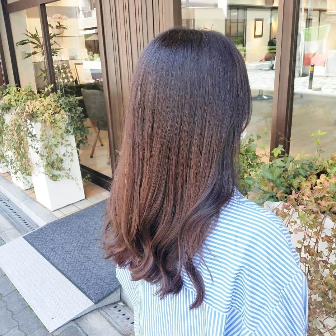 IMAGINE-hairさんのインスタグラム写真 - (IMAGINE-hairInstagram)「いつもありがとうございます😌  ✄お客様スタイル✄  ☆ロングスタイル☆  重ためロング✨動きが出て、なおかつ収まるように量感を調節してます😌 前を少し軽めにして、重すぎず春っぽくしてます🌸  スタイリング 👉26㍉のコテで毛先リバース、バーム仕上げ  メニュー 👉ファイバープレックスカラー(ハイライト込み)＋カット/¥15,950-  秋山はこんな美容師です。 ✄30代、40代、50代のお客様から支持して頂いてます。 ✄ショートスタイル、ボブスタイルが大得意です。カット技術には自信あるので、まとまりやすく朝のスタイリングを楽にします。 ✄生えグセ、髪質、頭の形等をしっかり見て、顔の黄金比に合わせて小顔小頭スタイルにします。 ✄かれこれ20年。髪質、ヘアスタイル、頭皮の事等どんな悩みもお任せ下さい。  IMAGINEは、こんな方におすすめのヘアサロンです ❁トップをふんわりさせたい方 ❁つむじ割れが気になる方 ❁毎日のスタイリングを楽に決まるようにしたい方 ❁パサつき、ぺたんこ、うねり、頭皮トラブルなど大人女性のお悩みを持たれてる方 ❁小顔、小頭にしたい方  IMAGINEでは、、、 ・髪の毛、頭皮の様々なお悩みを解消します。 ・パサつき、ぺたんこ、うねり、細毛、抜け毛など大人女性のお悩みもお任せ下さい。 ・日本で唯一のパーマでぺたんこ、つむじ割れを解消します。 ・毎日のスタイリングが楽になるように傷めずまとまり長持ちするヘアスタイルを提供します。 ・顔、頭の黄金比(美しく見えるバランス)をベースに小顔、小頭のヘアスタイルにします。  【IMAGINE天神橋店の料金】 ❁カット　¥6,600 ❁カット＋ファイバープレックスカラー　¥15,950 ❁カット＋ファイバープレックスカラー＋トリートメント　¥20,570 ❁根元ふんわりパーマ＋カット　¥14,850 ❁つむじ割れ解消ポイントパーマ＋カット　¥11,550 ❁酸性ナチュラルストレート＋カット　¥18,150  【アクセス】 〒530-0041 大阪市北区天神橋３−６−２２ TEL  ０６−６３５１−８０２０  詳しくはホームページをご覧ください www.imagine-hair.com  【定休日】毎週月曜日、第2,3,5火曜日  【受付時間】 　【火】12：30～18：00 　【水−土】10：00～18：30 　【日・祝】10：00～17：30  ご予約や気になる方、メニューなどのご相談は お電話(０６−６３５１−８０２０)もしくはDMからお気軽にご連絡下さい❁¨̮   #ショート#ショートヘア#ショートヘアスタイル#ボブ#ボブショート#ショートボブ#ボブヘア#パーマヘアスタイル#インナーカラー#デジタルパーマ#ストレートパーマ#メンズパーマ#ファイバープレックス#つむじ割れ解消#つむじ#脱白髪染め#ハイライト#30代ヘア#40代ヘア#50代ヘア#天神橋美容室#天満美容室#南森町美容院#天神橋美容院#天満#南森町#扇町#天神橋#天神橋筋商店街」4月6日 18時53分 - imagine.365.359