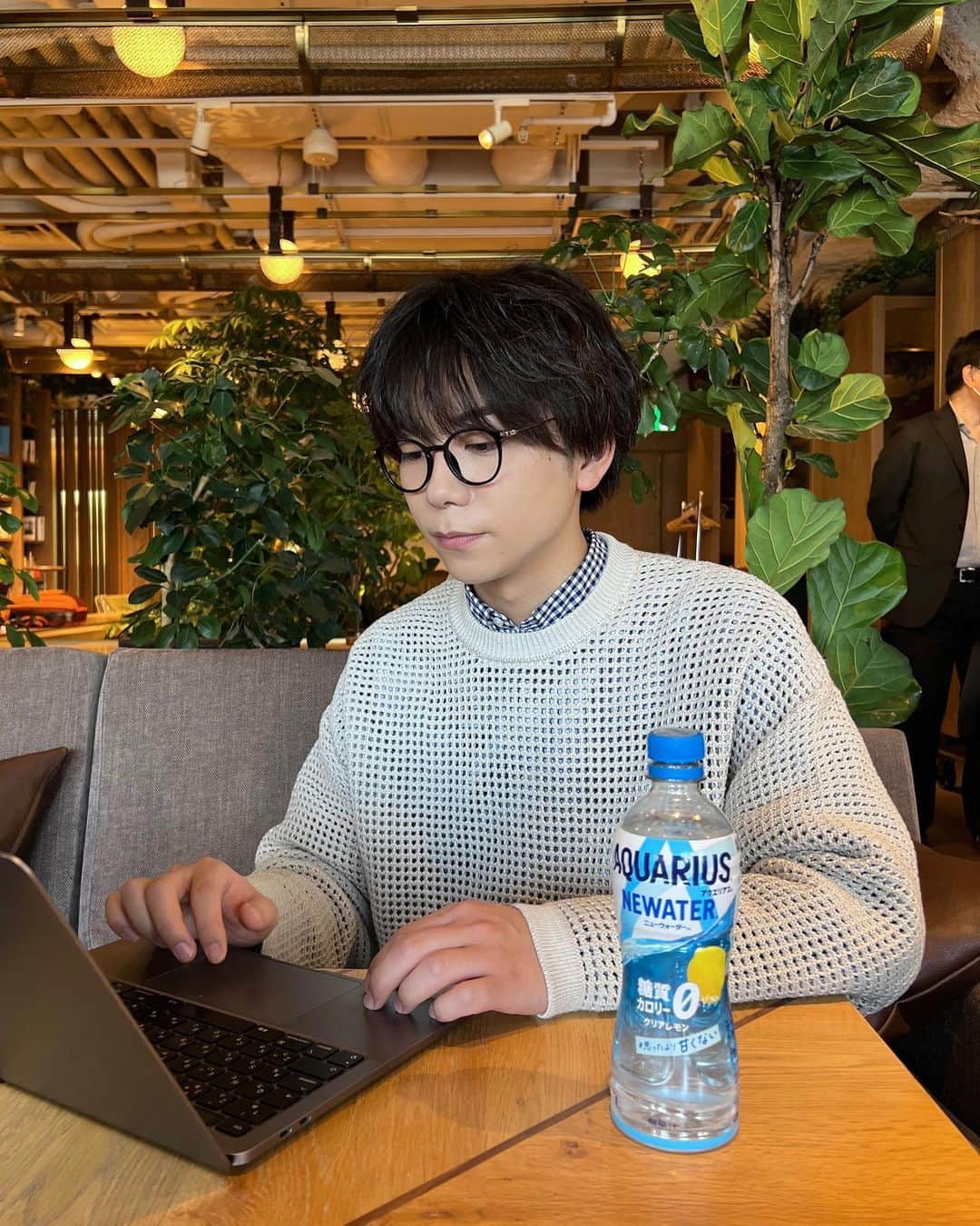 馬場健太のインスタグラム：「真面目モードだよ💻  4/17に発売のアクエリアスNEWATERのサンプリングイベントに行ってきたよ〜✌︎ このドリンクなんと「糖質ゼロ、カロリーゼロ」でめちゃ健康的🥺思ったよりも甘くなくてクリアレモン味でスッキリ飲める🍋  お仕事やカラダを動かす時、リフレッシュしたい時にめちゃいいなーって思った✌︎  #AQUARIUS #NEWATER #ニューウォーター #アクエリアスニューウォーター #水を超えた水 #PR @aquarius_jp」