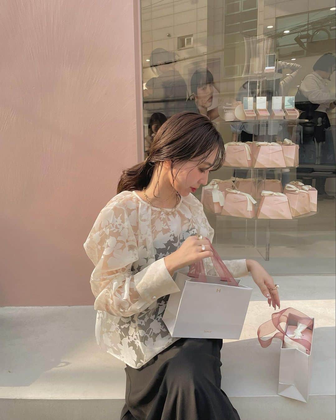 saanaaeのインスタグラム：「hince한남동〜  @hince_official  が好きすぎて絶対行きたかったっ  コンセプトも内装も ぜんぶぜんぶ可愛かったよ🥹  #hince #한남동 #NUEbyas」
