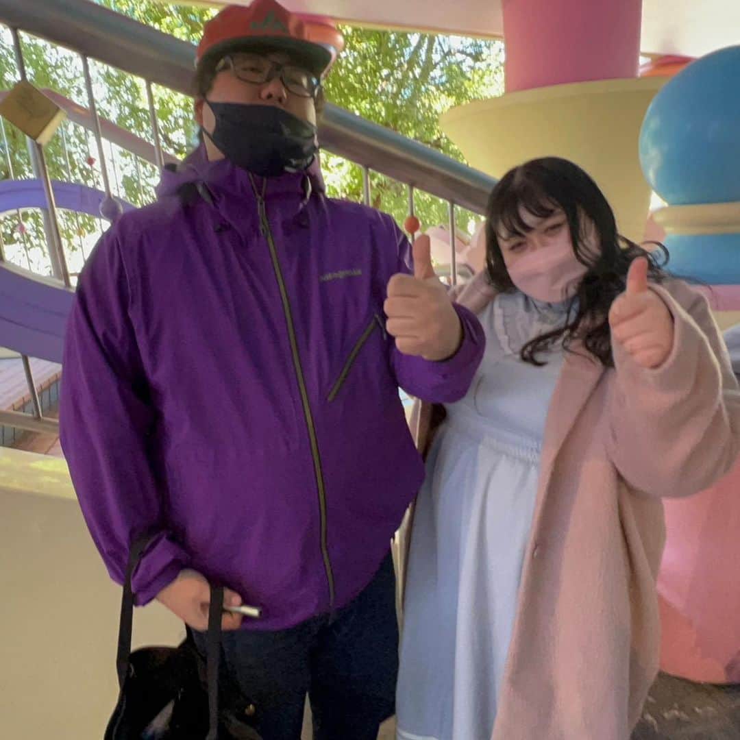 えみっくすさんのインスタグラム写真 - (えみっくすInstagram)「みんなでピューロ行ったとき念願のジャイモンと初対面が叶った～❕めちゃくちゃ嬉しいჱ̒^. ̫ .^）みけぽ3人で椅子座っても大丈夫だった❕壊れなかった❕狭かったけど❕次はお花見(ˊo̴̶̷̤ ̫ o̴̶̷̤ˋ)♡  #ピューロランド  #ピューロ #ピューロジェニック #サンリオピューロランド #サンリオ #サンリオ好きな人と繋がりたい #sanrio #sanriopuroland #puroland #ぽっちゃりコーデ #ぽっちゃり女子 #ぽっちゃり #ぽっちゃりファッション #ぽっちゃりさんと繋がりたい #ぽっちゃり大人女子 #ぽっちゃりモデル #ぽっちゃり女子と繋がりたい #プラスサイズ #plussize #プラスサイズコーデ #プラスサイズファッション #plussizefashion #curvy #curvyfashion #chubby #みけぽ #ミケぽちゃ #ミスiD2022 #キティちゃん #hellokitty」4月6日 19時03分 - emix_momoka
