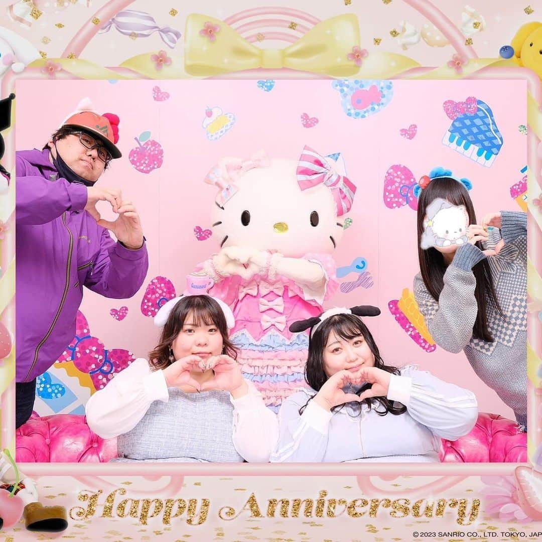 えみっくすさんのインスタグラム写真 - (えみっくすInstagram)「みんなでピューロ行ったとき念願のジャイモンと初対面が叶った～❕めちゃくちゃ嬉しいჱ̒^. ̫ .^）みけぽ3人で椅子座っても大丈夫だった❕壊れなかった❕狭かったけど❕次はお花見(ˊo̴̶̷̤ ̫ o̴̶̷̤ˋ)♡  #ピューロランド  #ピューロ #ピューロジェニック #サンリオピューロランド #サンリオ #サンリオ好きな人と繋がりたい #sanrio #sanriopuroland #puroland #ぽっちゃりコーデ #ぽっちゃり女子 #ぽっちゃり #ぽっちゃりファッション #ぽっちゃりさんと繋がりたい #ぽっちゃり大人女子 #ぽっちゃりモデル #ぽっちゃり女子と繋がりたい #プラスサイズ #plussize #プラスサイズコーデ #プラスサイズファッション #plussizefashion #curvy #curvyfashion #chubby #みけぽ #ミケぽちゃ #ミスiD2022 #キティちゃん #hellokitty」4月6日 19時03分 - emix_momoka