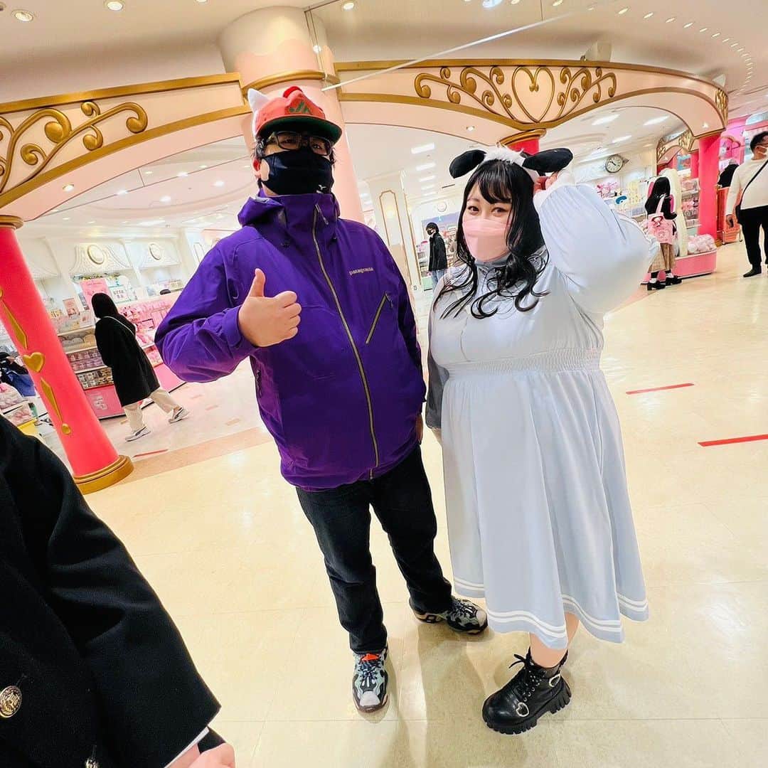 えみっくすさんのインスタグラム写真 - (えみっくすInstagram)「みんなでピューロ行ったとき念願のジャイモンと初対面が叶った～❕めちゃくちゃ嬉しいჱ̒^. ̫ .^）みけぽ3人で椅子座っても大丈夫だった❕壊れなかった❕狭かったけど❕次はお花見(ˊo̴̶̷̤ ̫ o̴̶̷̤ˋ)♡  #ピューロランド  #ピューロ #ピューロジェニック #サンリオピューロランド #サンリオ #サンリオ好きな人と繋がりたい #sanrio #sanriopuroland #puroland #ぽっちゃりコーデ #ぽっちゃり女子 #ぽっちゃり #ぽっちゃりファッション #ぽっちゃりさんと繋がりたい #ぽっちゃり大人女子 #ぽっちゃりモデル #ぽっちゃり女子と繋がりたい #プラスサイズ #plussize #プラスサイズコーデ #プラスサイズファッション #plussizefashion #curvy #curvyfashion #chubby #みけぽ #ミケぽちゃ #ミスiD2022 #キティちゃん #hellokitty」4月6日 19時03分 - emix_momoka