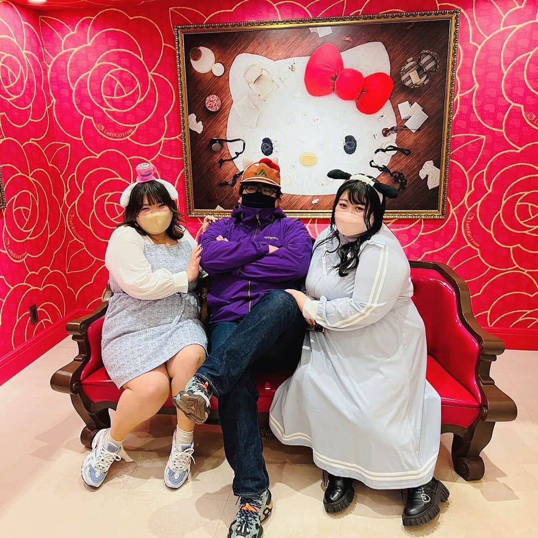 えみっくすのインスタグラム：「みんなでピューロ行ったとき念願のジャイモンと初対面が叶った～❕めちゃくちゃ嬉しいჱ̒^. ̫ .^）みけぽ3人で椅子座っても大丈夫だった❕壊れなかった❕狭かったけど❕次はお花見(ˊo̴̶̷̤ ̫ o̴̶̷̤ˋ)♡  #ピューロランド  #ピューロ #ピューロジェニック #サンリオピューロランド #サンリオ #サンリオ好きな人と繋がりたい #sanrio #sanriopuroland #puroland #ぽっちゃりコーデ #ぽっちゃり女子 #ぽっちゃり #ぽっちゃりファッション #ぽっちゃりさんと繋がりたい #ぽっちゃり大人女子 #ぽっちゃりモデル #ぽっちゃり女子と繋がりたい #プラスサイズ #plussize #プラスサイズコーデ #プラスサイズファッション #plussizefashion #curvy #curvyfashion #chubby #みけぽ #ミケぽちゃ #ミスiD2022 #キティちゃん #hellokitty」