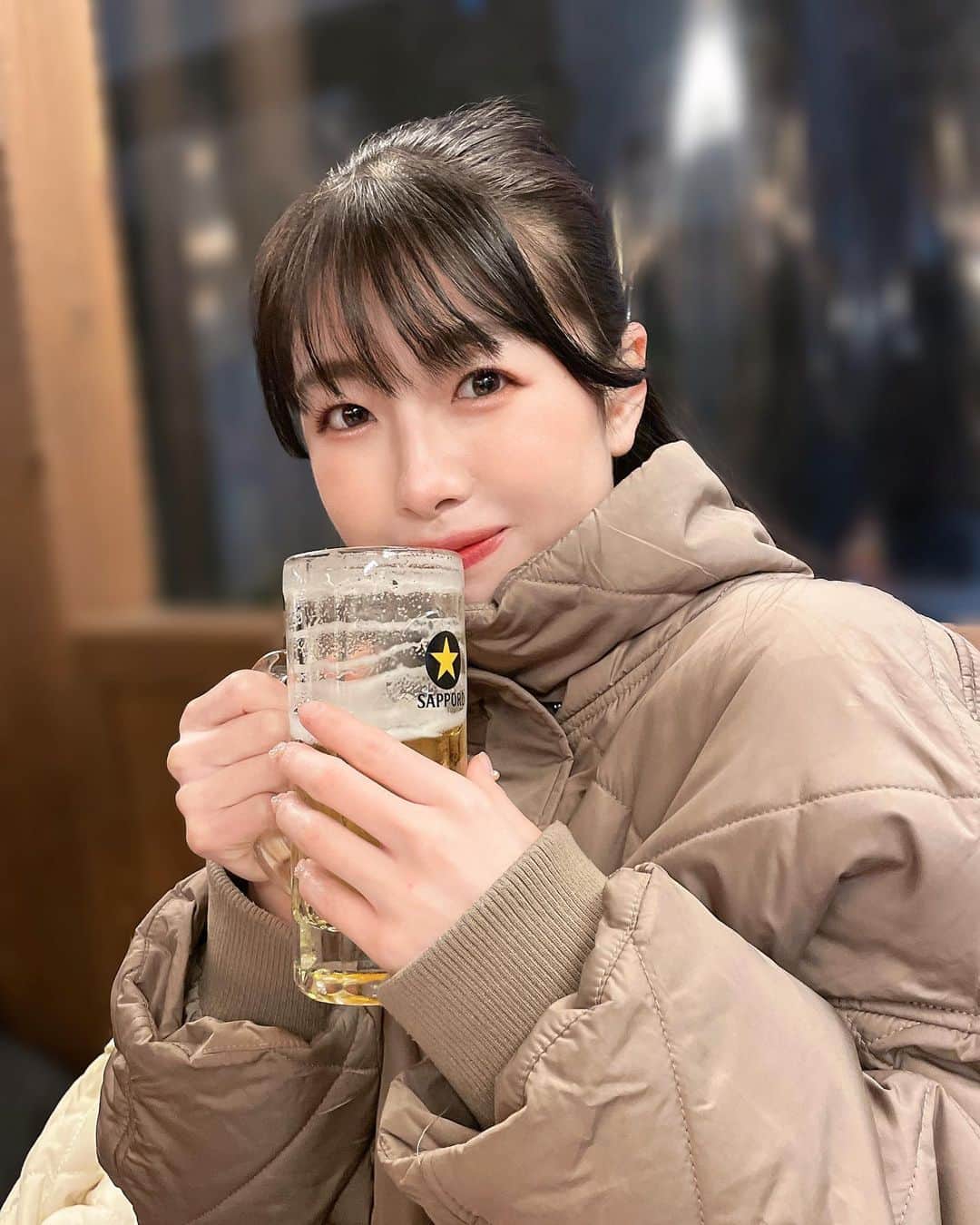 のインスタグラム：「12月のyouplusライブ後の打ち上げの時の🍺  多分まひろちゃんが写真撮ってくれたはず！ 本当に上手でたくさん任せてる👏😊  この時寒かったのにどんどん今あったかくなってきて嬉しい🤍  夏楽しみだなぁ🏊‍♀️👙🐠」