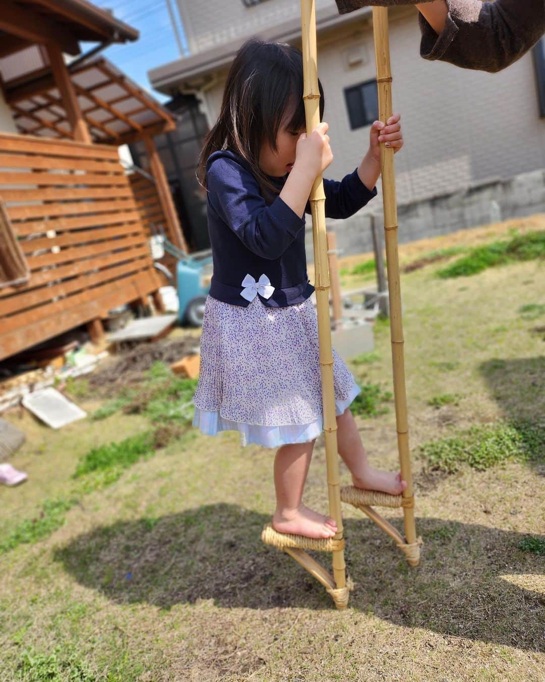 ナカムラ建設さんのインスタグラム写真 - (ナカムラ建設Instagram)「竹馬、、何十年ぶりかの竹馬…。乗り方を孫に伝授。  まだまだですね、、。」4月6日 18時56分 - nakamura_kensetsu