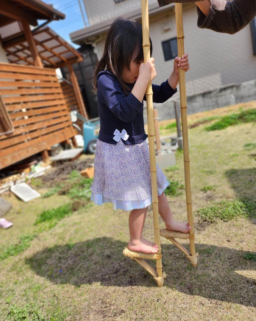 ナカムラ建設のインスタグラム：「竹馬、、何十年ぶりかの竹馬…。乗り方を孫に伝授。  まだまだですね、、。」