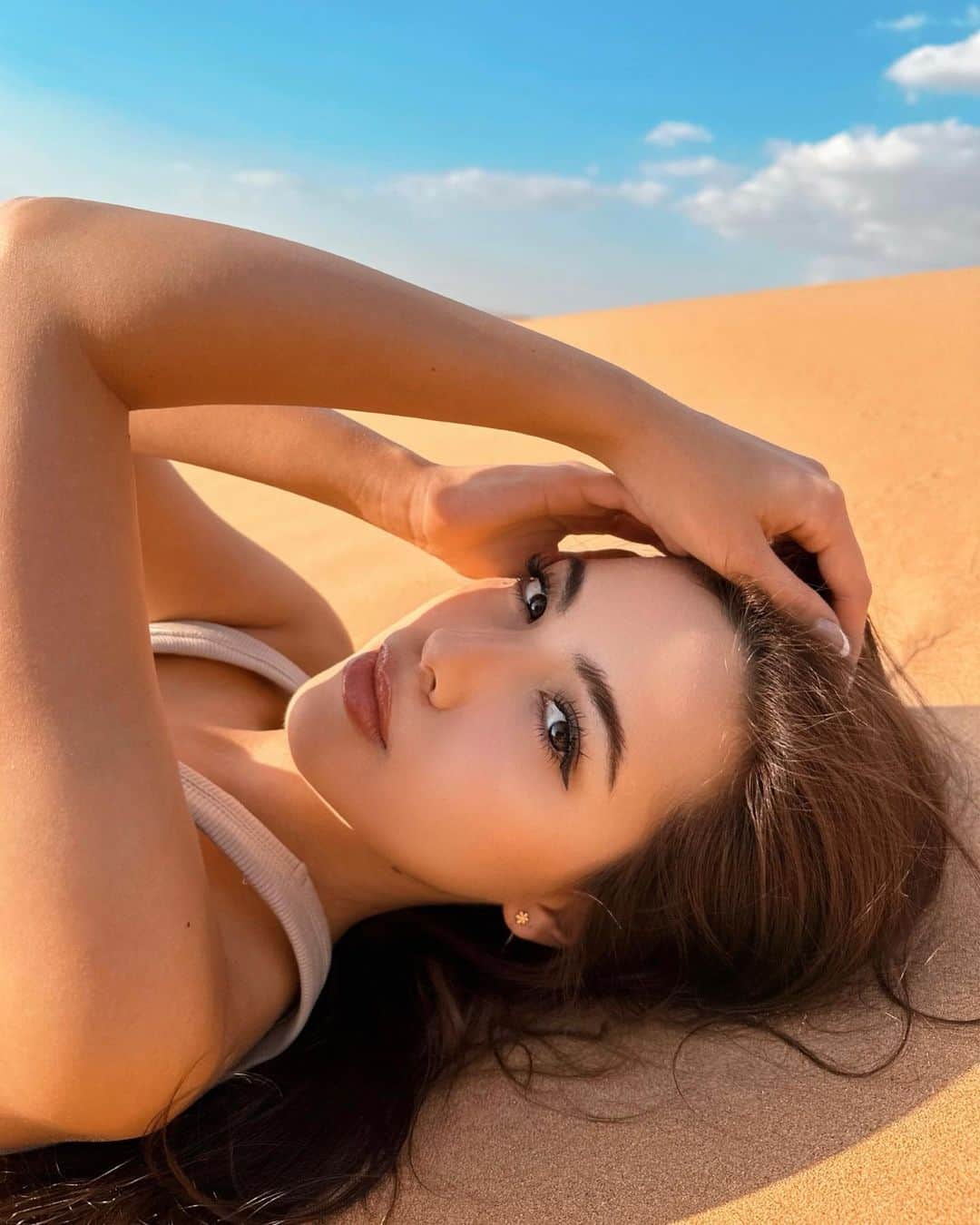 のインスタグラム：「人生初砂漠🏜 2枚目はただ転がっていくマリナです🌪 ただ全身が砂まみれになりました🤣✨ ・ ・ ・ #ドバイ #ドバイ旅行 #砂漠 #dubai #desert #海外旅行 #国内旅行 #旅行 #platinumheritage」
