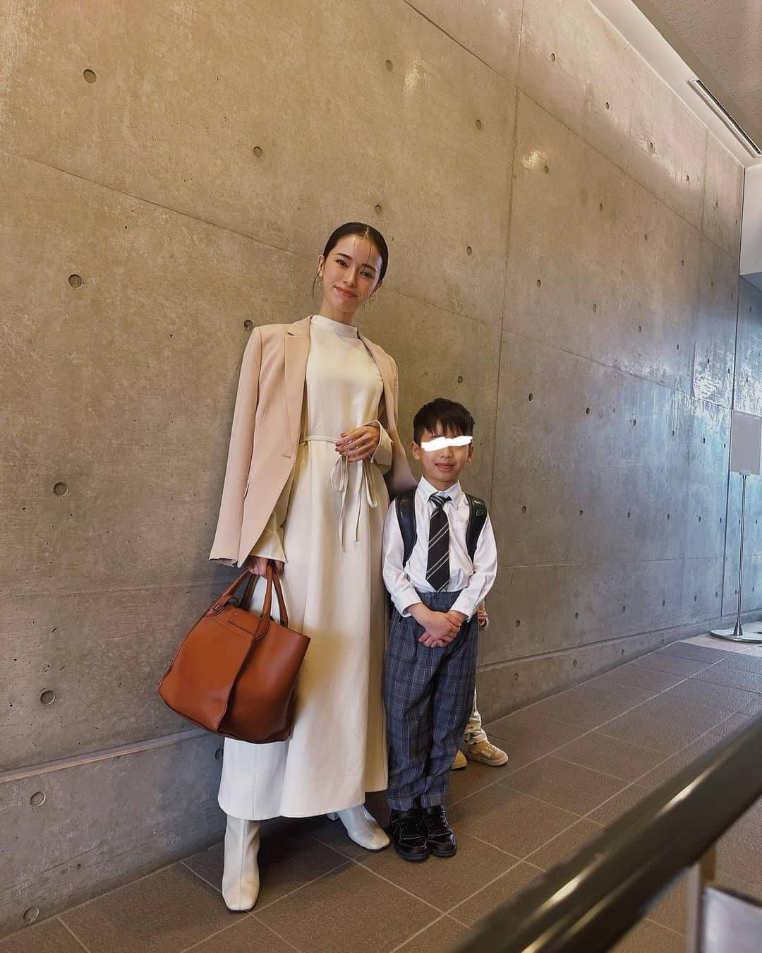 尾崎紗代子さんのインスタグラム写真 - (尾崎紗代子Instagram)「. 息子、なぜかオバショット📷  今日は長男の入学式でした🌸 気持ちよく晴れてくれて 本当に良かった☺️  私が、小さい頃から友達を作るのが苦手で 息子も私と性格が似てるから きっと大変だろうなぁ...と心配していたんだけど 入学式でもう友達を作っていて 明日から登校できるのが楽しみで 仕方がない息子。 私なんぞとかぶせて考えてすいませんでした。 と心から思いました🌸  次女は入学式後に慣らし保育のお迎えに行って 園でギャン泣きしていた様子とは裏腹に ジュースを貰ってルンルンな様子。  子供の幸せは親の幸せ🌸 息子が幸先良く、本当に嬉しい限りです。  新一年生、おめでとう☺️  #momlife #mommylife #mommy  #育児 #ママライフ  #6歳 #4歳 #1歳 #motherof3 #motherhood  #family #familyphoto  #3人育児  #3児のママ #3児ママ  #familytime  #5人家族 #familyphotograhy #familyfirst #入学式 #入学式コーデ #入学式ママコーデ」4月6日 18時59分 - osayo_osayo