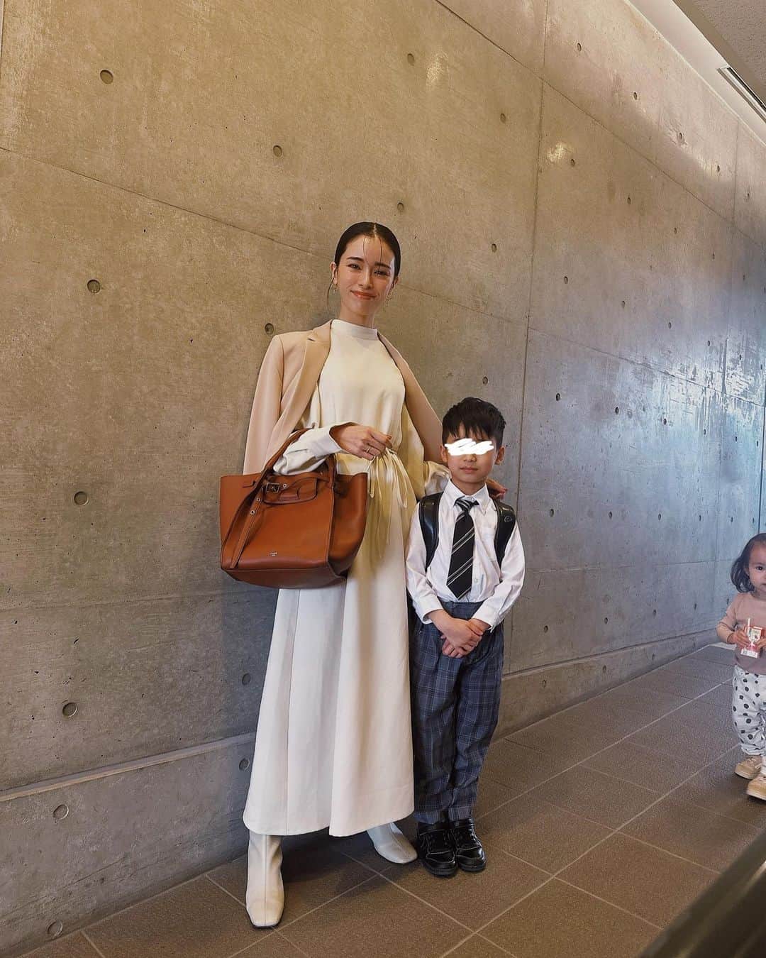 尾崎紗代子さんのインスタグラム写真 - (尾崎紗代子Instagram)「. 息子、なぜかオバショット📷  今日は長男の入学式でした🌸 気持ちよく晴れてくれて 本当に良かった☺️  私が、小さい頃から友達を作るのが苦手で 息子も私と性格が似てるから きっと大変だろうなぁ...と心配していたんだけど 入学式でもう友達を作っていて 明日から登校できるのが楽しみで 仕方がない息子。 私なんぞとかぶせて考えてすいませんでした。 と心から思いました🌸  次女は入学式後に慣らし保育のお迎えに行って 園でギャン泣きしていた様子とは裏腹に ジュースを貰ってルンルンな様子。  子供の幸せは親の幸せ🌸 息子が幸先良く、本当に嬉しい限りです。  新一年生、おめでとう☺️  #momlife #mommylife #mommy  #育児 #ママライフ  #6歳 #4歳 #1歳 #motherof3 #motherhood  #family #familyphoto  #3人育児  #3児のママ #3児ママ  #familytime  #5人家族 #familyphotograhy #familyfirst #入学式 #入学式コーデ #入学式ママコーデ」4月6日 18時59分 - osayo_osayo