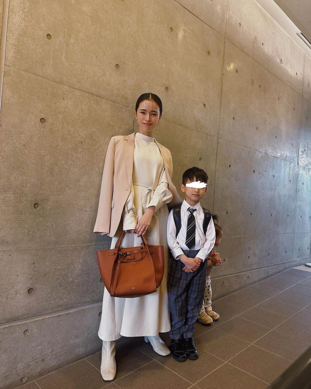 尾崎紗代子さんのインスタグラム写真 - (尾崎紗代子Instagram)「. 息子、なぜかオバショット📷  今日は長男の入学式でした🌸 気持ちよく晴れてくれて 本当に良かった☺️  私が、小さい頃から友達を作るのが苦手で 息子も私と性格が似てるから きっと大変だろうなぁ...と心配していたんだけど 入学式でもう友達を作っていて 明日から登校できるのが楽しみで 仕方がない息子。 私なんぞとかぶせて考えてすいませんでした。 と心から思いました🌸  次女は入学式後に慣らし保育のお迎えに行って 園でギャン泣きしていた様子とは裏腹に ジュースを貰ってルンルンな様子。  子供の幸せは親の幸せ🌸 息子が幸先良く、本当に嬉しい限りです。  新一年生、おめでとう☺️  #momlife #mommylife #mommy  #育児 #ママライフ  #6歳 #4歳 #1歳 #motherof3 #motherhood  #family #familyphoto  #3人育児  #3児のママ #3児ママ  #familytime  #5人家族 #familyphotograhy #familyfirst #入学式 #入学式コーデ #入学式ママコーデ」4月6日 18時59分 - osayo_osayo