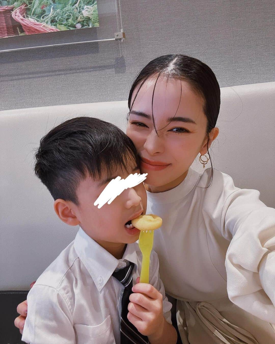 尾崎紗代子さんのインスタグラム写真 - (尾崎紗代子Instagram)「. 息子、なぜかオバショット📷  今日は長男の入学式でした🌸 気持ちよく晴れてくれて 本当に良かった☺️  私が、小さい頃から友達を作るのが苦手で 息子も私と性格が似てるから きっと大変だろうなぁ...と心配していたんだけど 入学式でもう友達を作っていて 明日から登校できるのが楽しみで 仕方がない息子。 私なんぞとかぶせて考えてすいませんでした。 と心から思いました🌸  次女は入学式後に慣らし保育のお迎えに行って 園でギャン泣きしていた様子とは裏腹に ジュースを貰ってルンルンな様子。  子供の幸せは親の幸せ🌸 息子が幸先良く、本当に嬉しい限りです。  新一年生、おめでとう☺️  #momlife #mommylife #mommy  #育児 #ママライフ  #6歳 #4歳 #1歳 #motherof3 #motherhood  #family #familyphoto  #3人育児  #3児のママ #3児ママ  #familytime  #5人家族 #familyphotograhy #familyfirst #入学式 #入学式コーデ #入学式ママコーデ」4月6日 18時59分 - osayo_osayo