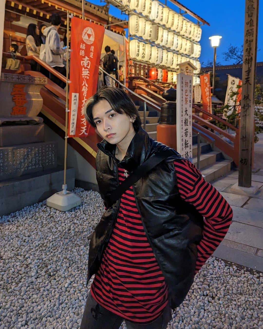中里真哉斗のインスタグラム：「black and red 🖤♥️ お祭り行ったら何食べるの！！ 俺はじゃがバター好き🫶 ・ ・ ・ ・ ・ ・ ・ ・ ・ ・ ・ ・ ・ ・ ・ #fashion #03 #fyp #foryou  #Japan #Japanlife #Japanese #Japaneseboy #lifestyle #Tokyo #tokyolife #outfit#ootd#street#memories #workout  #cherryblossom」