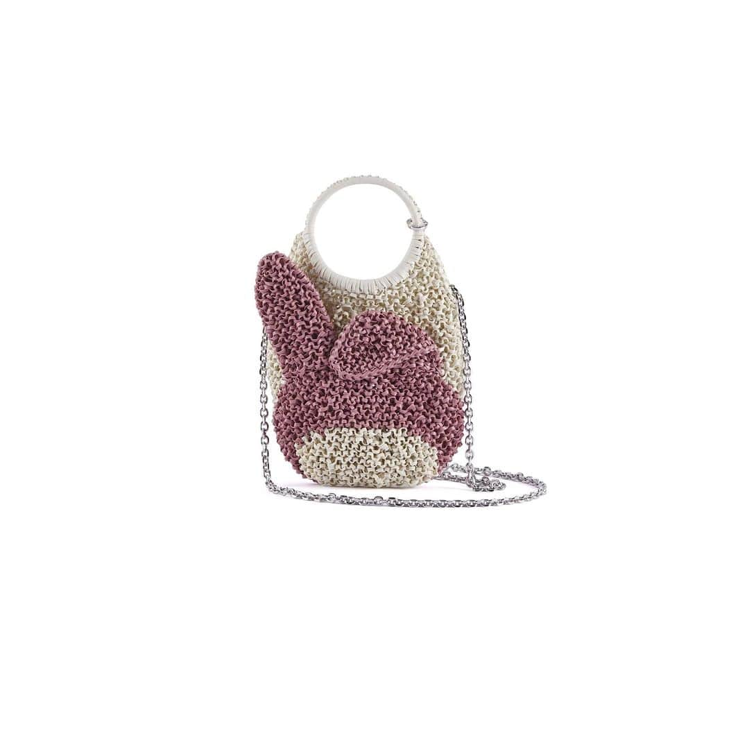 ANTEPRIMAさんのインスタグラム写真 - (ANTEPRIMAInstagram)「While the refined 3D bag may be a collectable item, #ANTEPRIMA prepared some cute My Melody garnishes for your everyday ensemble. Embodied My Melody head on the iconic STANDARD #WIREBAG and bag charm with an adorable twist for her lovely ears, this #SS23, make My Melody be your appealing companion!  Shop the MY MELODY WIREBAG Collection now.  #ANTEPRIMA #WIREBAG #SS23 #MyMelody #myMelodyLover #HelloKittyandFriends #Sanrio #3DBag #MiniBag #MicroBag #Crochet #CrochetBag #Craftsmenship #Craftbag #KnitBag」4月6日 19時00分 - anteprimaofficial