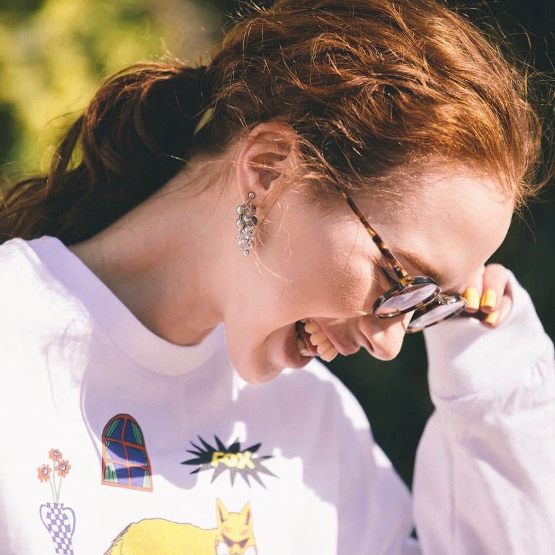 FUDGEのインスタグラム：「‣ ‣ ‣《Collaboration Item》  BRAND：TAKEME  スタイリッシュな印象になる、シルバー&ゴールドのイヤーアクセサリー。カジュアルな装いから、ドレスアップまで幅広く使えるアイテムがコラボで完成しました。  ☞【別注】シャンデリア ピアス／イヤリング いつもの装いにキャッチーなイヤーアクセサリでモード感を忍ばせて  ☞【別注】重ね付けを楽しむイヤーカフセット 顔周りのコーディネートが捗るイヤーカフセットが嬉しい  @fudge_online_store  - - - - - - - - - - - - - - - - - - - - - - - - - -  1,2枚目 ✔#［ピアス／イヤリング］￥3630／FUDGE×TAKEME（@fudge_online_store） ✔#Tシャツ￥9350／CommonNoun（@fudge_online_store ） ✔#パンツ￥17600 ／D.M.G ✔#メガネ￥47300／ayame  3枚目 ✔#［ピアス／イヤリング］￥3630／FUDGE×TAKEME（@fudge_online_store）  4枚目 ✔#イヤーカフ￥3520／FUDGE×TAKEME ✔#キャップ￥10,450／THE H.W. DOG&CO. （すべてFUDGE ONLINE）  5枚目 ✔#イヤーカフ￥3520／FUDGE×TAKEME  @fudge_online_store @takeme.pw #ファッジオンライン #ファッジ通販  #コラボ #別注アイテム #アクセサリー #ピアス #イヤリング #イヤーカフ  - - - - - - - - - - - - - - - FUDGE　2023年４月号の特集は『RULES OF COLOR 着こなしは、3色以内がルールです。 』僕の彼女はいつもお洒落だ。1つ1つのアイテムはベーシックなのに、なんでだろう?何か秘訣があるのか聞いてみると、彼女は笑ってこう言った。「3色以内でまとめることだよ!」  全国の書店、コンビニ、webで人気販売中です！◎ ぜひ最新号をゲットして @fudge_magazine をタグ付けしてくださいね！  《FUDGEの他のアカウントも更新中》 ⌎men'sFUDGE @mensfudge ⌎snap @fudge_snap ⌎online store @fudge_online_store  ⌎friend @fudge_friend  ⌎coffee @fudge_coffee  #fudge #ファッジ #fudge_magazine #洋服好きな人と繋がりたい #服好き #おしゃれ女子 #おしゃれ好き #お洒落好き #お洒落女子 #シャツ #Tシャツ #靴 #くつ #ボトム」