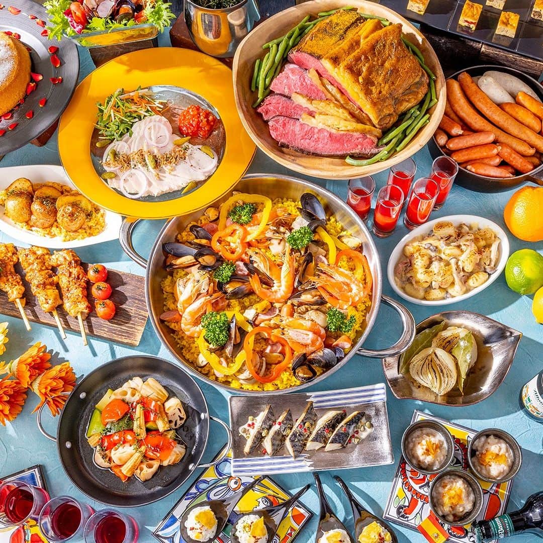 Hilton Odawara Resort & Spaさんのインスタグラム写真 - (Hilton Odawara Resort & SpaInstagram)「スペインフェアランチビュッフェ「¡Buen provecho!」がスタートします！ カラフルで豊富なラインナップの中からお好きなお料理をお楽しみください♪  シェフ独自のレシピにより、食べやすいテイストに仕上げられた「パエラ（パエリア）」や、シンプルなのにとーってもしっとりした焼き菓子「トルタディサンティアゴ」は、ぜひ！食べていただきたいメニューです！ スペインのビールやワインもご用意しております🍷  スペインフェア ランチビュッフェ 「¡Buen provecho!」 ブラッセリー「フローラ」（本館棟1階） 2023年4月7日（金）～6月1日（木） 平日 11:30～14:00　土日祝 11:30～14:30  #hiltonodawara　#hilton　#小田原　#小田原旅行　#小田原観光　#ホテルビュッフェ　#ランチビュッフェ　#スペインフェア　#パエリア　#パエラ　#ホテルランチ　#家族とのおでかけ」4月6日 19時00分 - hiltonodawara
