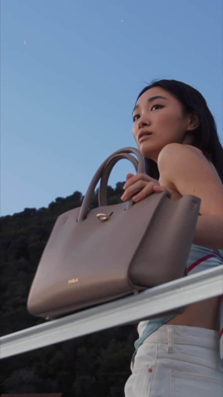 フルラのインスタグラム：「Tote bag days with the sophisticated Furla Genesi.   #ItalybyFurla #FurlaSS23 #Furla」