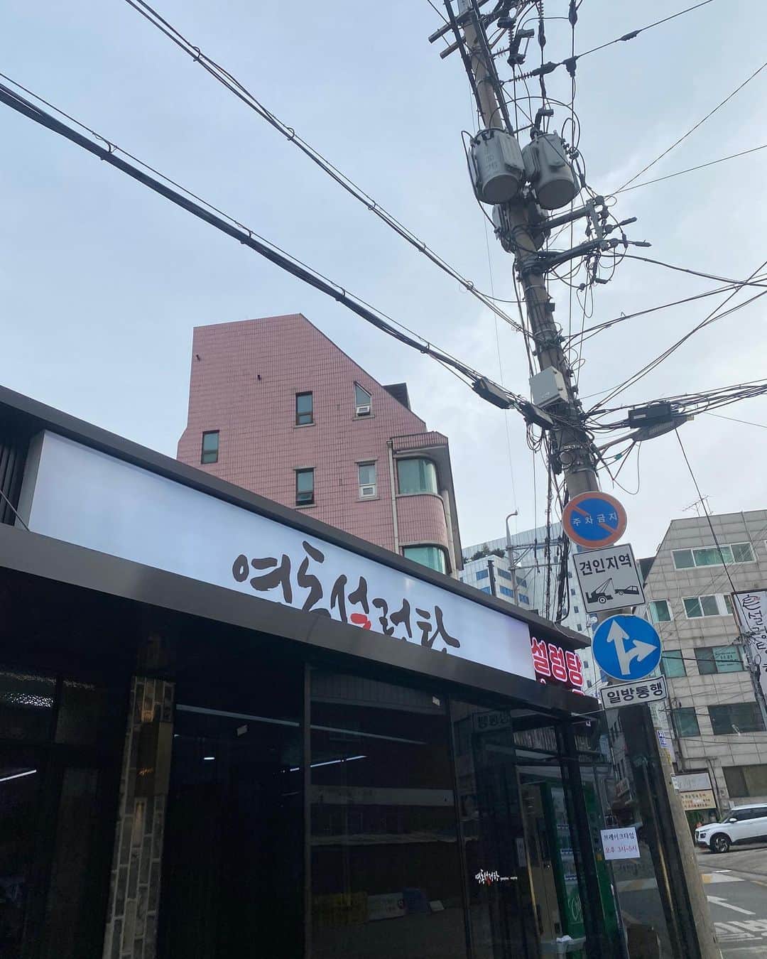 一木美里さんのインスタグラム写真 - (一木美里Instagram)「photo dump🇰🇷🇰🇷🇰🇷  韓国に行く前に @inamochinaoki さんに暗めカラーしてもらいました:)お気に入り♡次も暗くしようかな🥰  #korea#fashionweek#seoulfashionweek#nofilter#ヘアカラー#ヘアスタイル#韓国旅行#韓国ファッション#韓国ヘア#진라면」4月6日 19時04分 - misato_ichiki
