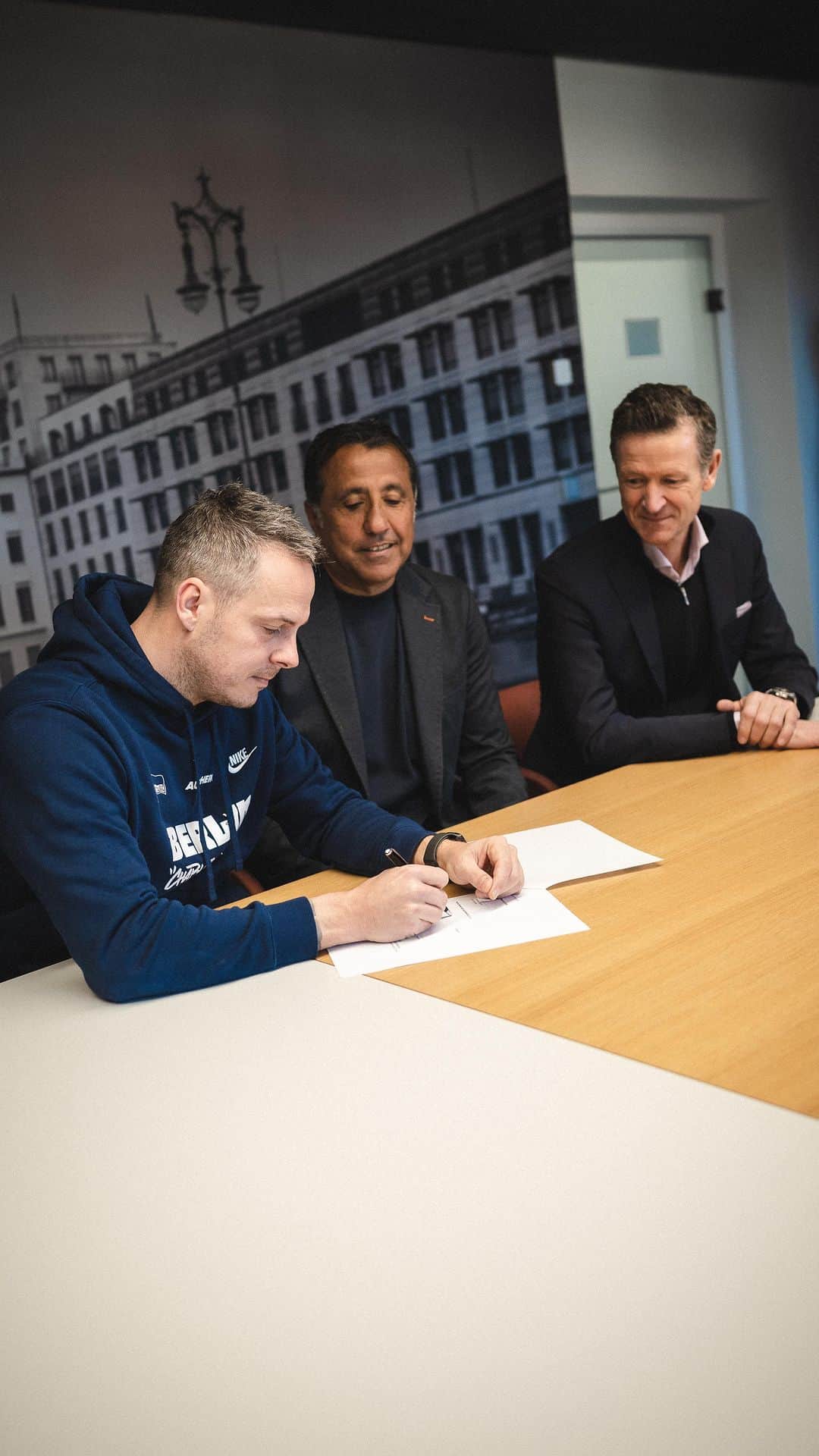 ヘルタ・ベルリンのインスタグラム：「Die Tinte ist trocken! ✍️🤝💙 . . #HaHoHe #HerthaBSC」