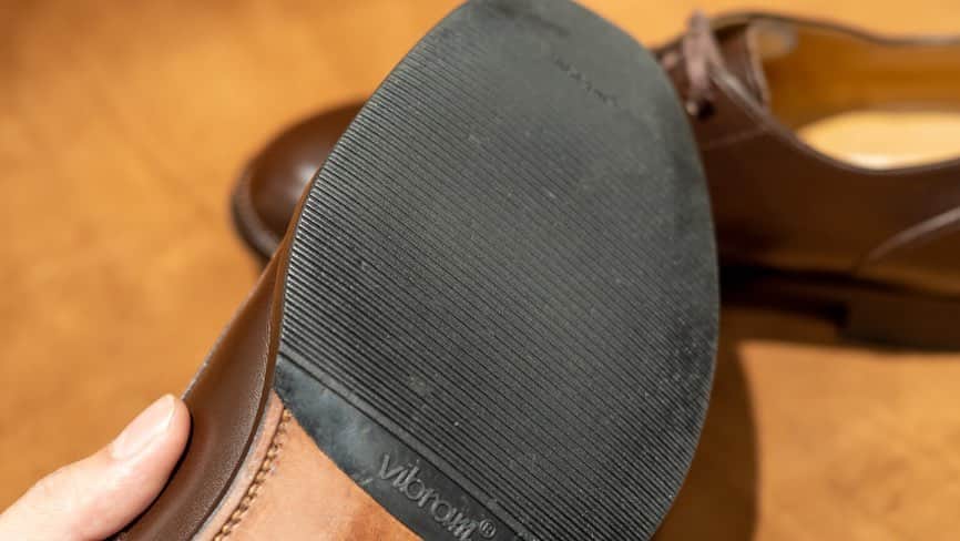 m.mowbrayさんのインスタグラム写真 - (m.mowbrayInstagram)「靴修理のタイミング知っていますか？ . . 靴磨きをする際に「この靴、状態はどうかな？大丈夫？」と気にされる方も多いと思います。  せっかく靴を磨くなら、靴底のすり減り具合のチェックをおこなってあげましょう。今すぐ修理が必要でなくても、靴の状態を知ることは重要です。  ------------------------------- ＠｜ハイライト ▶▶▶靴修理 -----------  よりご覧いただけます。  . 	 #靴磨き #靴用汚れ落とし #ステインリムーバー #リムーバー #靴修理  #水性汚れ落とし  #シューシャイン#シューケア #革のある暮らし#革のある生活 #革#本革#革製品#革職人#革雑貨 #経年変化#エイジング #革靴男子#革靴女子 #今日の靴#今日の足元 #お手入れ#手入れ #メンテナンス#鏡面磨き」4月6日 19時05分 - m.mowbray