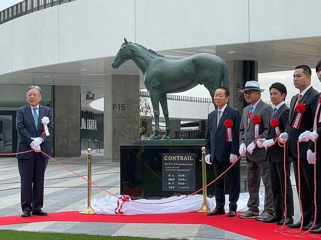 福永祐一のインスタグラム：「リニューアルされた京都競馬場でコントレイル像の除幕式がありました。 5分の4サイズの精巧で迫力のある像に感動。場所も最高でした！ こんな像になるような馬に騎乗できた事を本当に誇りに思います。皆さん競馬場に来られた際は記念写真撮ってくださいね☺️ #福永祐一　#コントレイル #京都競馬場」