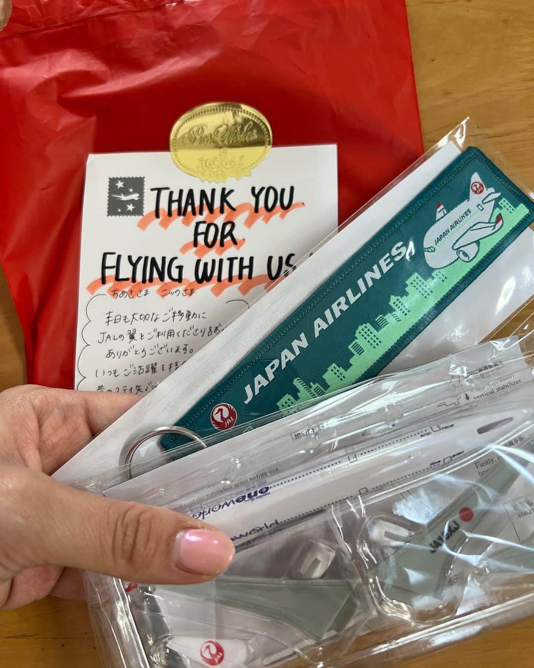 Chiakiのインスタグラム：「JALさん、いつも温かいサービスありがとうございます❤️ CAさんは、安心して飛行機に乗れる本当にありがたい存在です✨✨ Cabin crew gave it to me.🥰 Japanese airline’s service is always amazing. I feel so happy when they mention about my YouTube videos. 😭 Thank you!!!」
