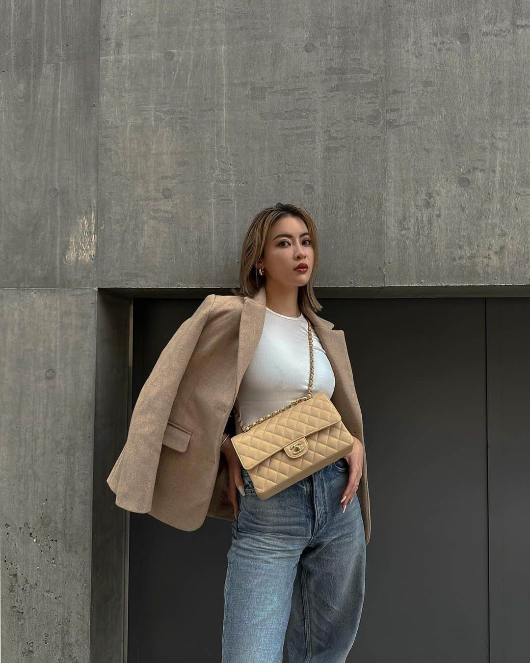 孫きょうのインスタグラム：「jacket @esutoreja  tops @reformation  denim @celine  bag @chanelofficial  shoes @newbottega   🤎」