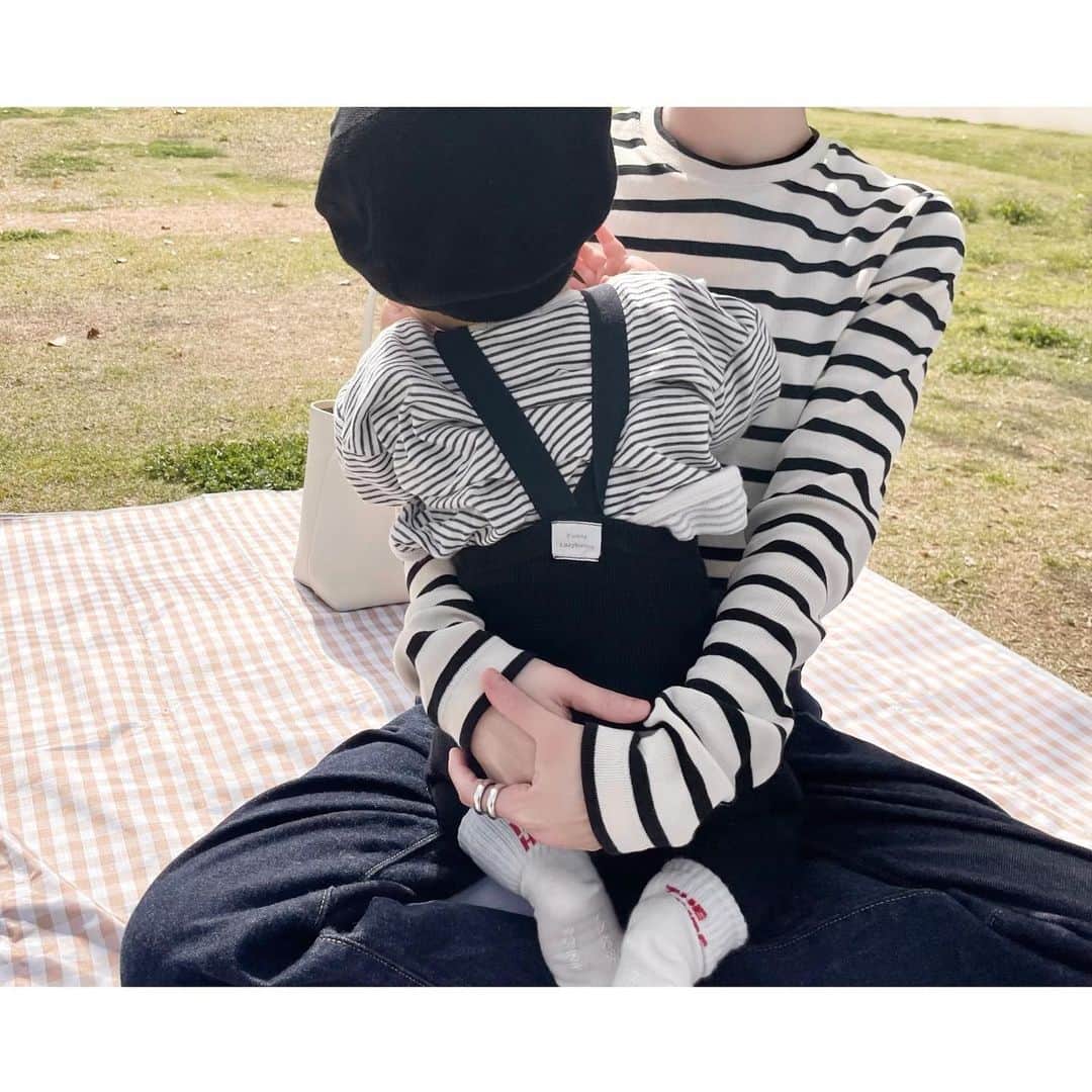 kumiのインスタグラム：「息子とボーダーを着た日♡👶🏻 初めてのお花見、楽しかったなぁ。  産まれて間もなかった去年の今頃を思い出すととっても感慨深い。  早過ぎる成長を改めて感じた💐＊ 来年も一緒に桜見にいこうね☺︎☺︎  #jilsander#jilsanderplus#uniqlo#uniqlou#sophiebuhai#therow  #ジルサンダー#ユニクロ#ユニクロユー#シンプルコーデ#ママコーデ#大人カジュアル#リンクコーデ#親子コーデ#息子コーデ#1歳#1歳男の子」