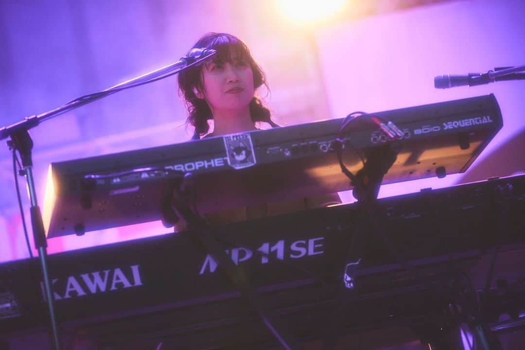 ちゃんMARIのインスタグラム：「ちょっと笑ってる 2023/4/1 @日比谷野外音楽堂 indigo la End × ゲスの極み乙女“馳せ合い vol.3” photo by @hurry」