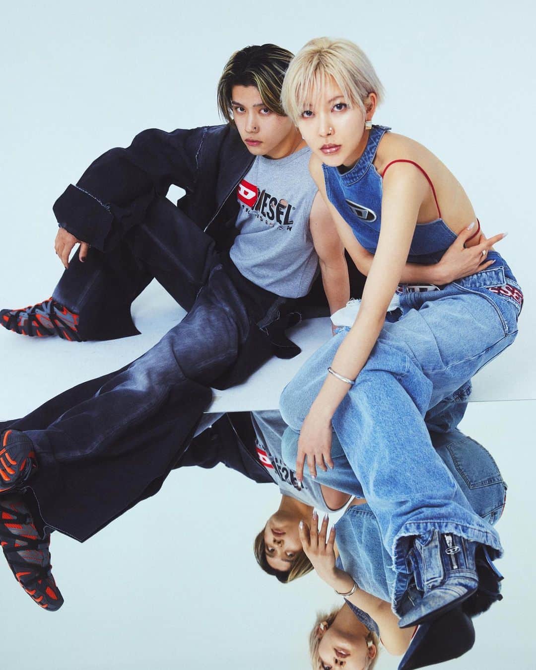 のインスタグラム：「👑2023年のデニムトレンド👖  今シーズンは、モードなツイストを加えた心ときめくデニムが豊作💘 なかでもおしゃれエリートが狙うのは、アンチカジュアルな主役級デニム。ガール世代から絶大な人気を誇るブランドの“今季の顔”となるデニムを、ELLEgirl UNIのハンチさんとUNI boysの南雲奨馬さんがクールに着こなして登場✨  同時にエル・ガールでも記事を展開中。ぜひチェックして！ 🔗https://www.ellegirl.jp/fashion/trend/a43253630/denim-ellegirluni2023/  @hanjji  @shoma8108  @ellegirluniboys   photo : ZENHARU TANAKAMARU styling : YUUKA AKAISHI / tsujimanagement Hair＆Makeup: HITOMI MATSUNO  #ellegirluni #ellegirlfashion #hanji #ハンチ #shomanagumo #南雲奨馬 #ellegirluniboys #デニム #デニムコーデ #デニムジャケット #デニムスカート #デニムセットアップ #デニムトレンド #トレンドファッション #トレンドコーデ #y2kファッション #デニムワンピース #デニムオンデニム #海外ファッション #海外コーデ #デニムスタイル #春夏コーデ #春夏ファッション #メンズコーデ #メンズファッション」