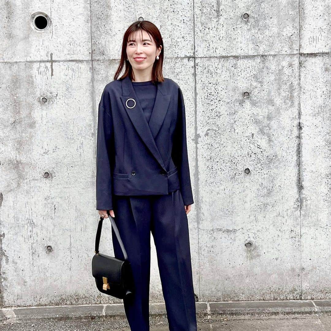 ayakoのインスタグラム：「blogとストーリーズに書いて満足しちゃってたけど、4月の今さらながら卒業式投稿😂🙏 (ちなみに明日入学式。笑) ・ この時期になるといまだに、何年も前の卒入式投稿にいいねを下さる人がいるんですよね🥹🌸 嬉しいな〜😌 主役は子どもだけど、頑張ってきた自分もご機嫌になれるコーデを考えるのって楽しい🤭✨ suit @laveille_by_superiorcloset  bag @oldceline  accessory @yukarisumino @yonnieins  ・ それにしても6年間の成長ってすごい！！！👦🏻💕 沢山の思い出をありがとう😌」