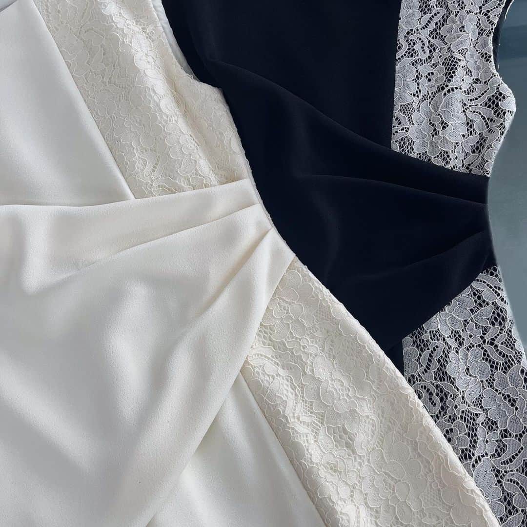 デュラスアンビエントのインスタグラム：「#サイドレースギャザードレス <Ivory, Beige/Black, Black/Beige, Black>  エレガンスが宿る、大人に相応しいドレス。  少しゆとりを持たせたスッキリとしたシルエットに、AMBIENTで人気のレースをサイドにあしらいました。  ハイウエスト位置にギャザーを寄せて、くびれを強調することで、身体のラインを拾わずともスタイルアップを実現。  浅めのネックラインと品のいい膝下丈は、華美になり過ぎず、大人の余裕を醸し出してくれるでしょう。  飽きのこないベーシックな配色で、タイムレスにお使いいただける頼れる一着。  ＿＿＿＿＿＿＿＿＿＿＿ ✔︎ @ambient_styling #AMBIENT #ambient_official #ambientstyle #アンビエント #ドレス #お呼ばれドレス #レース #二次会ドレス」