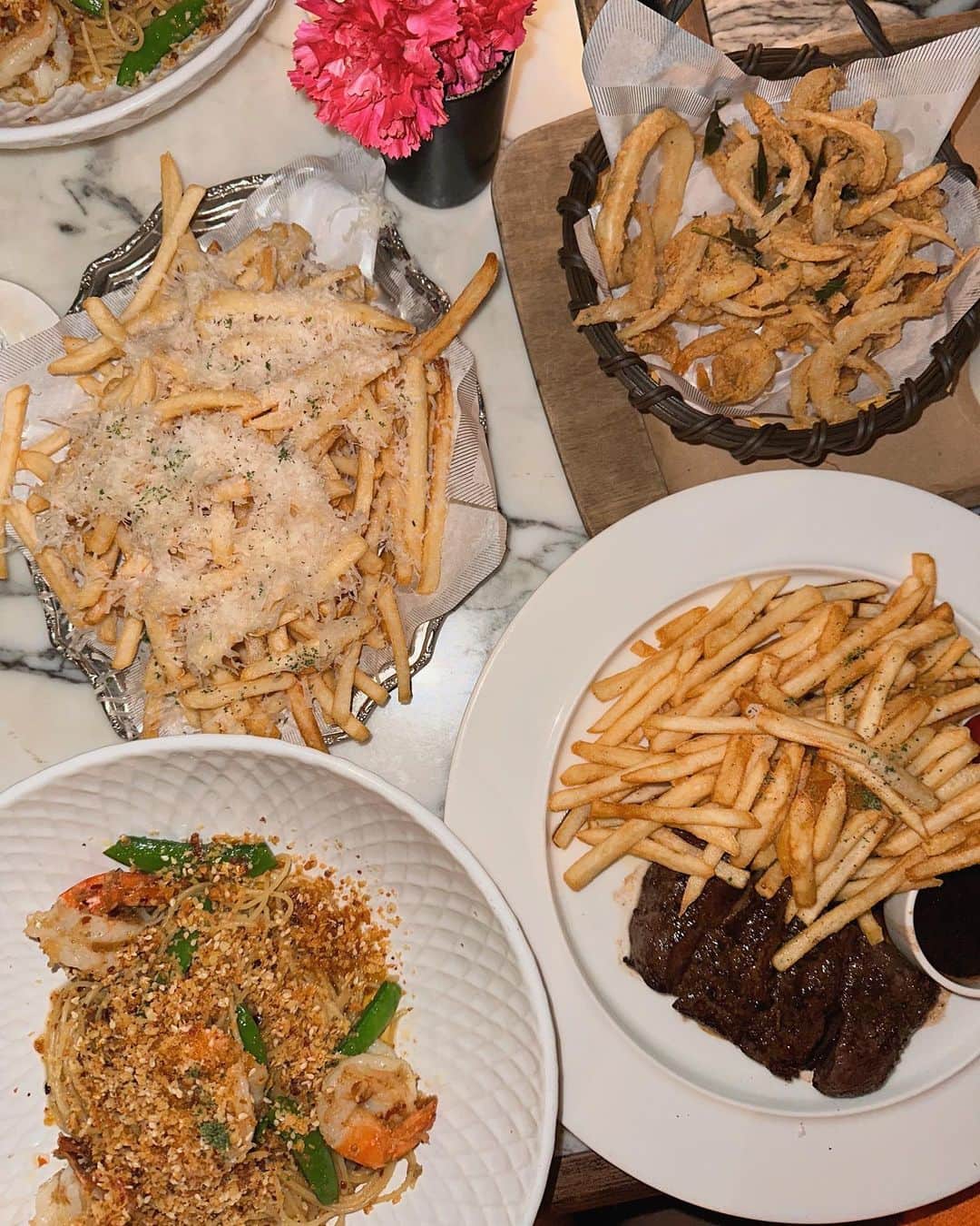 Alexa Ilacadさんのインスタグラム写真 - (Alexa IlacadInstagram)「Perfect fuel for the 26k+ steps a day! 🍜🍲🍤 Tried the best of the best food in Singapore and I enjoyed all the unique flavors. Here are some of my faves to drool over 🤤」4月6日 19時18分 - alexailacad