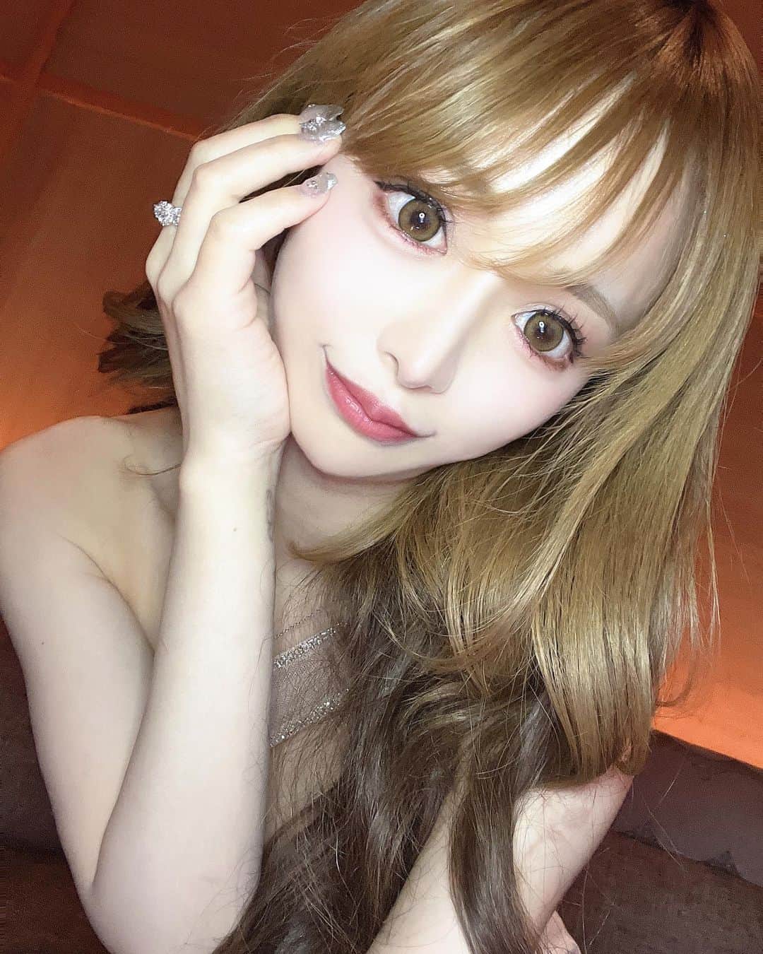 黒宮ちはやのインスタグラム：「営業おわり酔うと自撮りしたくなるﾊﾟｼｬｯ(｡☌ᴗ☌｡)／📱✨   #黒宮ちはや #小悪魔ageha #モデル #キャバクラ #キャバ嬢 #ホステス #ラウンジ #水商売 #お酒 #歌舞伎町 #新宿 #六本木 #銀座 #北新地 #ミナミ #渋谷 #すすきの #シャンパン #華灯 #ディアレスト」