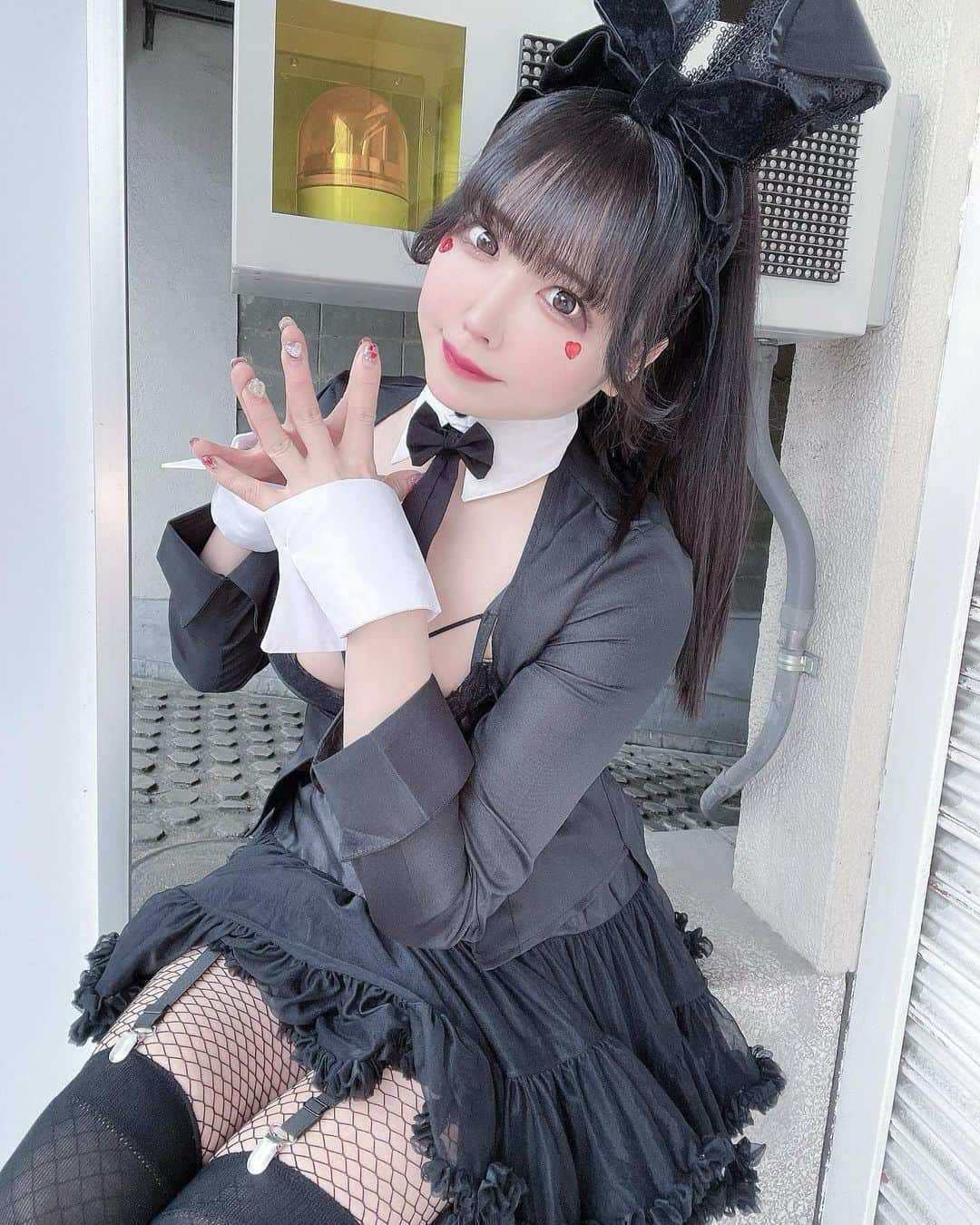 恋汐 りんごさんのインスタグラム写真 - (恋汐 りんごInstagram)「🖤 🐰 🖤 テキーラ、のんでくれまる？♡(Ｕ///'ᴗ'///Ｕ)♡ぴょん♡  ♡,*▷◁,*♡,*▷◁,*♡ ,*▷◁,*♡,*▷◁,*♡  バンドじゃないもん！MAXXNAKAYOSHI というグループで活動中のアイドル♡ 恋汐りんごちゃんなの♡ フォロー大歓迎♡(Ｕ 'ᴗ' Ｕ)  🎀恋するりんごいろ担当♡ 🎀47都道府県ツアー開催中♡ 🎀yell Liveにて頻繁に配信してまる♡ 🎀恋汐りんごゔぁ〜ちゃるモード屋さん (Vtuber的活動)もみての♡  🍎しゅみ:コスプレ♡深夜ラジオ♡ 🍎とくぎ:お衣装デザイン♡アニソンDJ♡ 🍎出身：群馬県  🎀おしごとのご依頼はこちらまで🎀 (ライブ♡歌唱♡DJ♡ラジオ♡番組♡イベント出演♡声優♡ナレーション♡衣装デザイン♡PR♡プロデュース♡その他なんでも♡)  https://banmon.jp/mailform  ♡,*▷◁,*♡,*▷◁,*♡ ,*▷◁,*♡,*▷◁,*♡  #バンもん  #アイドル  #バニーガール  #うさみみ  #セクシーコスプレ  #idol #bunnygirl  #japaneasegirl」4月6日 19時29分 - sioringogo