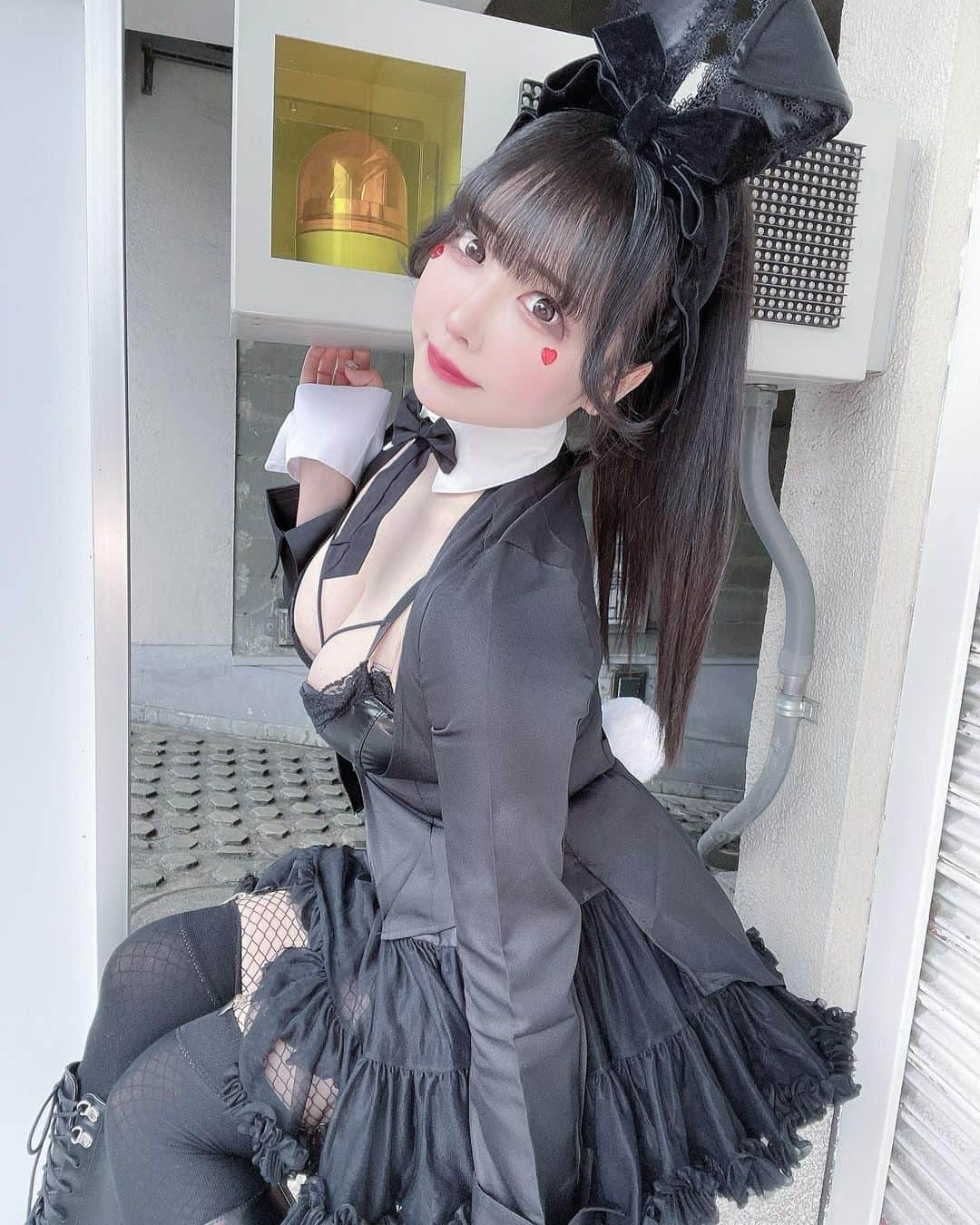 恋汐 りんごさんのインスタグラム写真 - (恋汐 りんごInstagram)「🖤 🐰 🖤 テキーラ、のんでくれまる？♡(Ｕ///'ᴗ'///Ｕ)♡ぴょん♡  ♡,*▷◁,*♡,*▷◁,*♡ ,*▷◁,*♡,*▷◁,*♡  バンドじゃないもん！MAXXNAKAYOSHI というグループで活動中のアイドル♡ 恋汐りんごちゃんなの♡ フォロー大歓迎♡(Ｕ 'ᴗ' Ｕ)  🎀恋するりんごいろ担当♡ 🎀47都道府県ツアー開催中♡ 🎀yell Liveにて頻繁に配信してまる♡ 🎀恋汐りんごゔぁ〜ちゃるモード屋さん (Vtuber的活動)もみての♡  🍎しゅみ:コスプレ♡深夜ラジオ♡ 🍎とくぎ:お衣装デザイン♡アニソンDJ♡ 🍎出身：群馬県  🎀おしごとのご依頼はこちらまで🎀 (ライブ♡歌唱♡DJ♡ラジオ♡番組♡イベント出演♡声優♡ナレーション♡衣装デザイン♡PR♡プロデュース♡その他なんでも♡)  https://banmon.jp/mailform  ♡,*▷◁,*♡,*▷◁,*♡ ,*▷◁,*♡,*▷◁,*♡  #バンもん  #アイドル  #バニーガール  #うさみみ  #セクシーコスプレ  #idol #bunnygirl  #japaneasegirl」4月6日 19時29分 - sioringogo