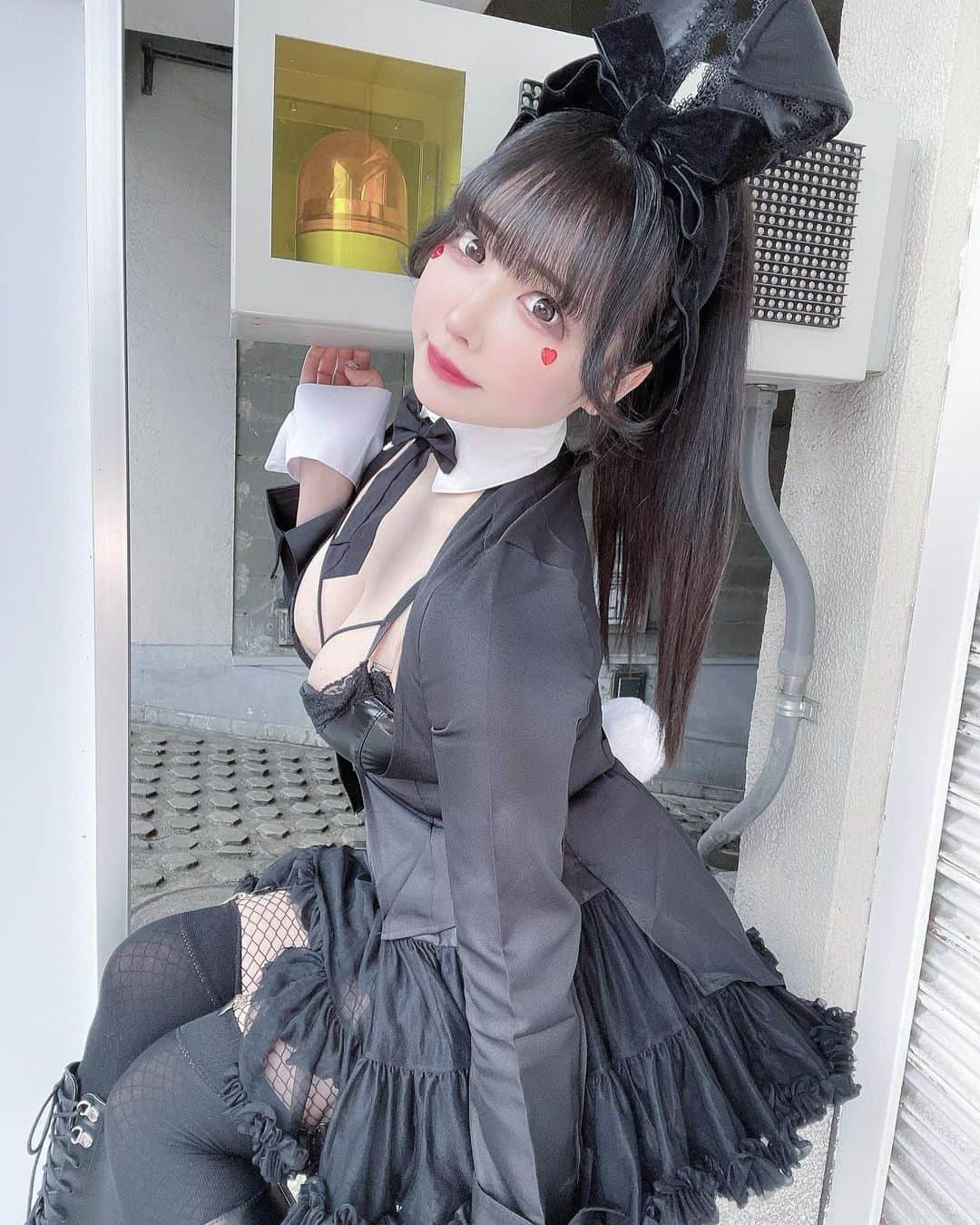 恋汐 りんごのインスタグラム：「🖤 🐰 🖤 テキーラ、のんでくれまる？♡(Ｕ///'ᴗ'///Ｕ)♡ぴょん♡  ♡,*▷◁,*♡,*▷◁,*♡ ,*▷◁,*♡,*▷◁,*♡  バンドじゃないもん！MAXXNAKAYOSHI というグループで活動中のアイドル♡ 恋汐りんごちゃんなの♡ フォロー大歓迎♡(Ｕ 'ᴗ' Ｕ)  🎀恋するりんごいろ担当♡ 🎀47都道府県ツアー開催中♡ 🎀yell Liveにて頻繁に配信してまる♡ 🎀恋汐りんごゔぁ〜ちゃるモード屋さん (Vtuber的活動)もみての♡  🍎しゅみ:コスプレ♡深夜ラジオ♡ 🍎とくぎ:お衣装デザイン♡アニソンDJ♡ 🍎出身：群馬県  🎀おしごとのご依頼はこちらまで🎀 (ライブ♡歌唱♡DJ♡ラジオ♡番組♡イベント出演♡声優♡ナレーション♡衣装デザイン♡PR♡プロデュース♡その他なんでも♡)  https://banmon.jp/mailform  ♡,*▷◁,*♡,*▷◁,*♡ ,*▷◁,*♡,*▷◁,*♡  #バンもん  #アイドル  #バニーガール  #うさみみ  #セクシーコスプレ  #idol #bunnygirl  #japaneasegirl」