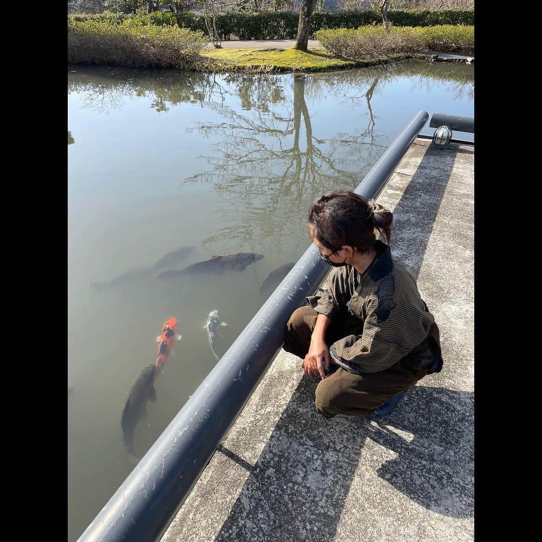 髙橋來さんのインスタグラム写真 - (髙橋來Instagram)「✳︎ 去年3月 まだ雪が残る京丹後。 風が強くて鳥がビュービュー🦅  僕の衣装はボロボロで穴だらけ。 こっそりカイロも貼れず、 寒すぎて寒く感じなくなる域。 待ち時間は【無】です。 ・ 僕が演じた少年は 名前もなく言葉も失くしました。 抗えない場所でなんとか生きていました。 一生懸命演りました。 あの日の寒さ(強調)や現場の匂いまで伝わって欲しいです！  4月7日公開！ ・ ・ ✳︎ #仕掛人藤枝梅安  #仕掛人藤枝梅安2  #髙橋來」4月6日 19時21分 - rye.takahashi