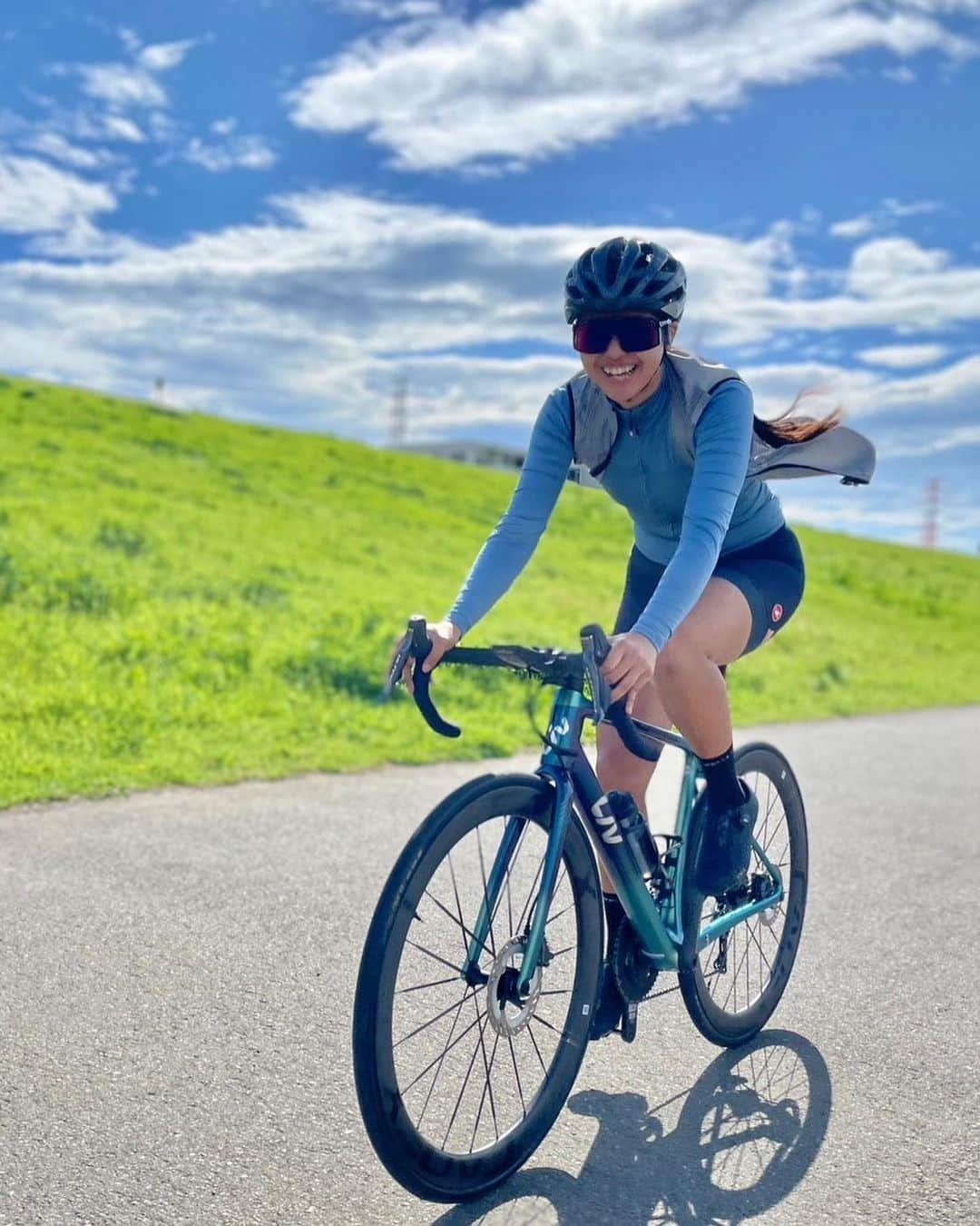 平良エレアさんのインスタグラム写真 - (平良エレアInstagram)「荒川ライド95km🚴‍♀️✨ 風速8mの荒川をもがいてきました💨  朝6:30に出ようと思ったら雨で時間変更！ 昼からグラベルライダーズの @takeshihagi @grizl_oyaji  2人と合流して栗原コーヒーへ☕️✨  問題はここから💡 帰路の途中からグラベルライダーズの2人が 下ハン持ってガツガツローテし出すもんだから しっかり走る系ね！って何故かスイッチ入り💡 久々に良いトレーニングできました😂！  あー！楽しかった💙 土手上は虫が大量発生で口開けてたら危ない時期だね🐞  #ロードバイク女子 #ロードバイク #ロードバイクのある生活 #cyclistlife #cyclinglife #cyclist #cyclinglifestyle #roadbikegirl #instacycle #instacycling #LivCOMMITTED #わたしとLiv #LivJP」4月6日 19時24分 - erea0301