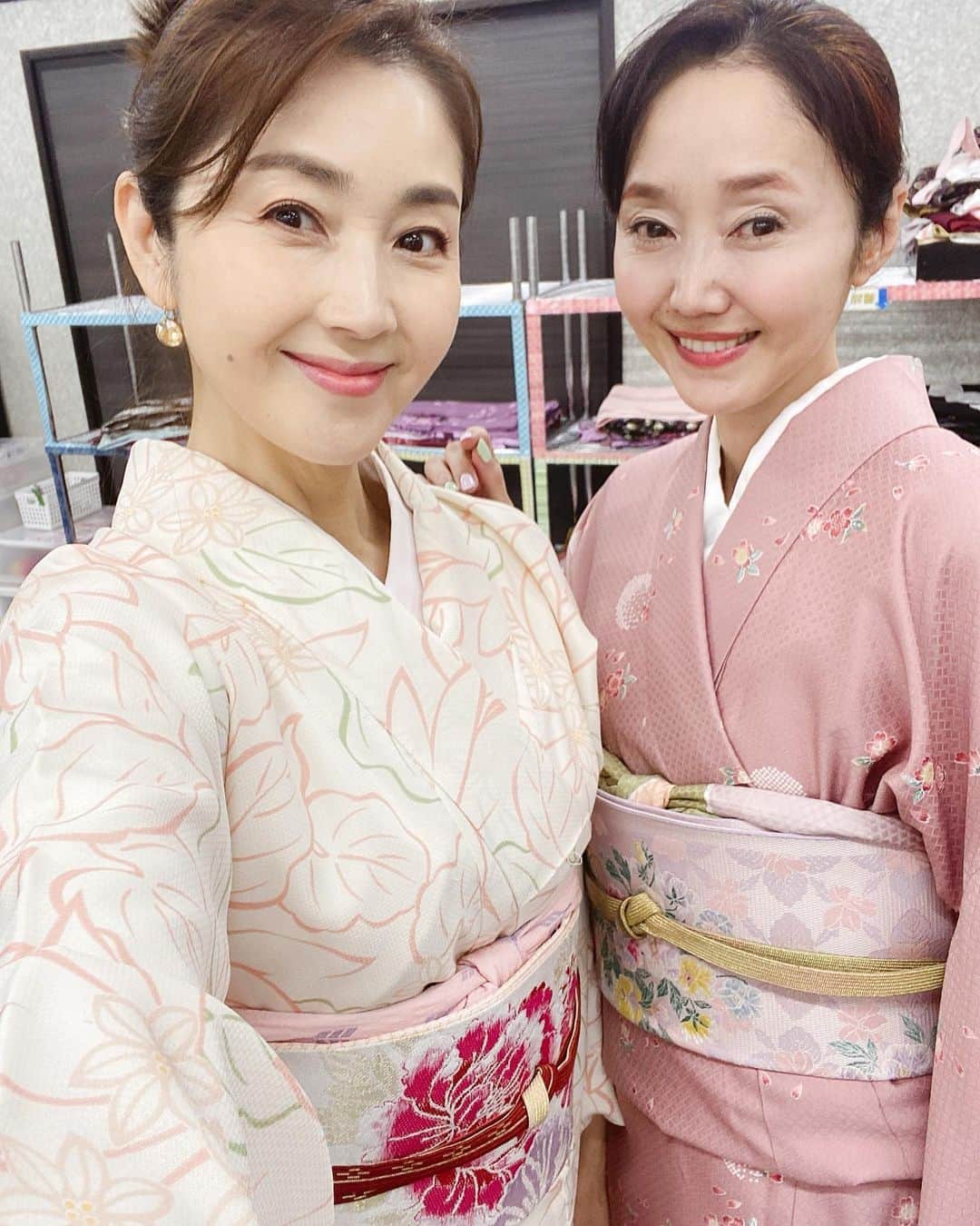 織香のインスタグラム：「中級試験👘合格💮  @ichiru_kimono_school   なかなかスケジュールが合わなかった桂子ちゃんと修了試験だけは日にちを合わせて  2人とも無事に合格しました💮  おはしょりや二重太鼓の大きさetc..  先生から沢山のご指摘いただきましたが🙏まずは手順通りに結べた事にホッとした私😆👏✨  全然上達しないよ〜😰 と思っていたけれど、3ヶ月前の初級の修了試験に比べたら、だいぶ早く着れたので 少しずつ成長してるんだ✨と実感。  これからも完璧を求めず ゆるやかな上達を目指してがんばります☺️  試験後は afternoonteaの春らしいチラシ寿司で 合格&お誕生日祝いしました😊🌸🌸🌸  桂子ちゃんから素敵なCHANELコスメ💄 私からはもちろんリバティをプレゼント 💐💐💐 （ミニトートとしても、おうちでのコスメポーチにも色々使えるバックインバック💕）  引き続き、上級クラスもがんばって キモ活も楽しもう〜👘💕  #いち瑠 #着物着方着付け教室 #銀座校 #着付け #着物#キモ活 #👘 #💐」