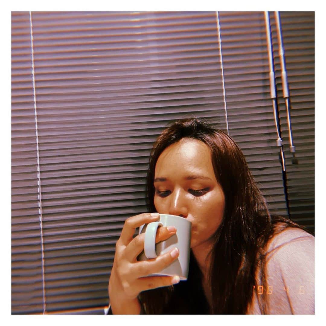 豊原江理佳のインスタグラム：「今日は取材をしていただきました☺︎ 私自身の事をたくさんお話させていただけて とても充実した時間になりました♪  そろそろ楽園の稽古も始まります ゆっくりゆっくり準備です  1日頑張ったので温かいチャイを☕️  時々歌を投稿します😆 1日の始まりや終わりに 少しでも元気になってもらえたらいいなと願いを込めて🤲」
