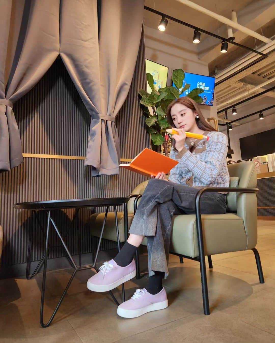 のインスタグラム：「나도 MZ지만 MZ세대가 더욱 궁금해지는 요즘🩷  #MZ」